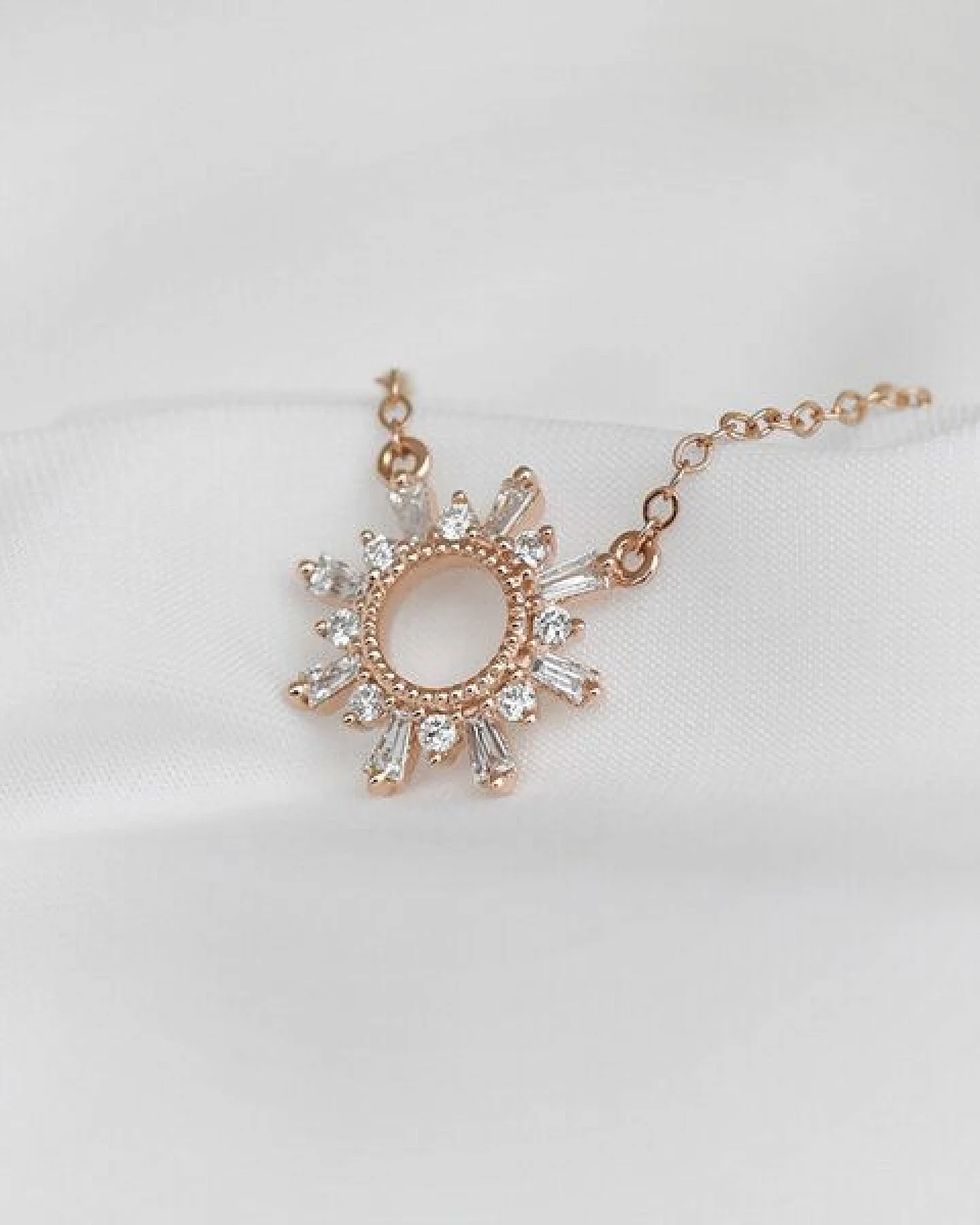 Eppi Kette mit Synthetischen Baguette und Round Diamanten Caibre – Ansicht 4