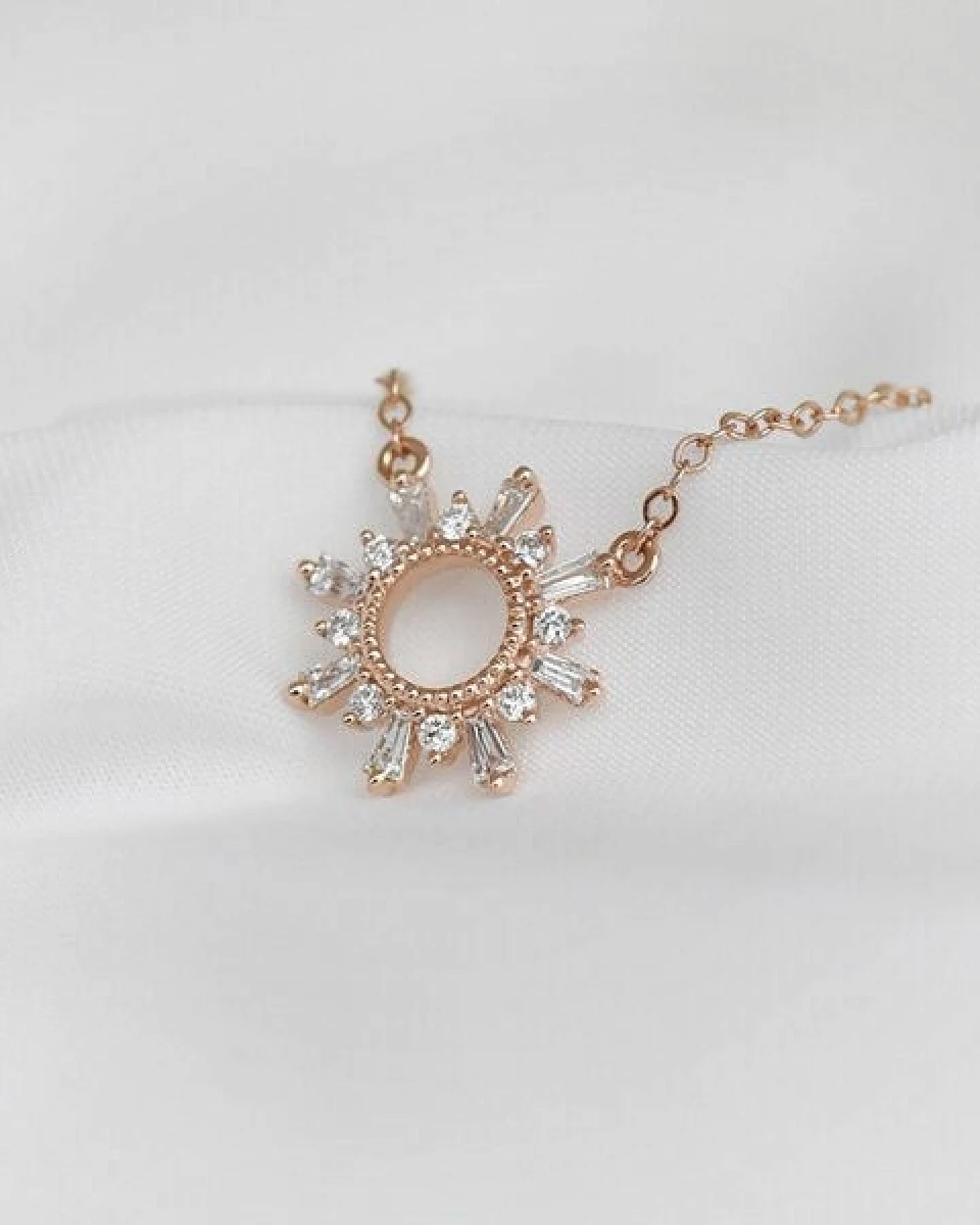 Eppi Kette mit Synthetischen Baguette und Round Diamanten Caibre – Ansicht 4