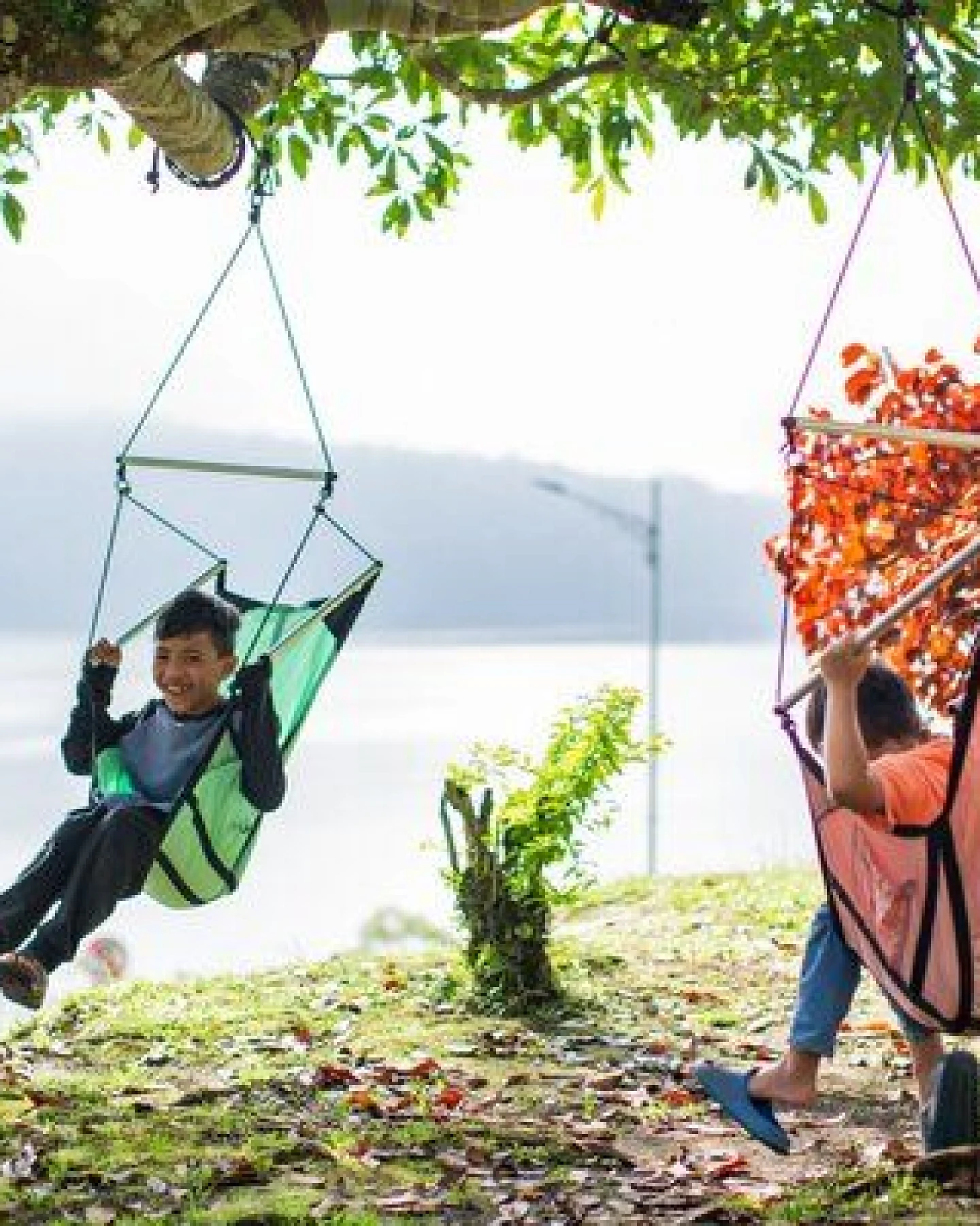 Ticket to the Moon Kinder Hängesessel "Mini Moon Chair" aus Fallschirmseide – Ansicht 2