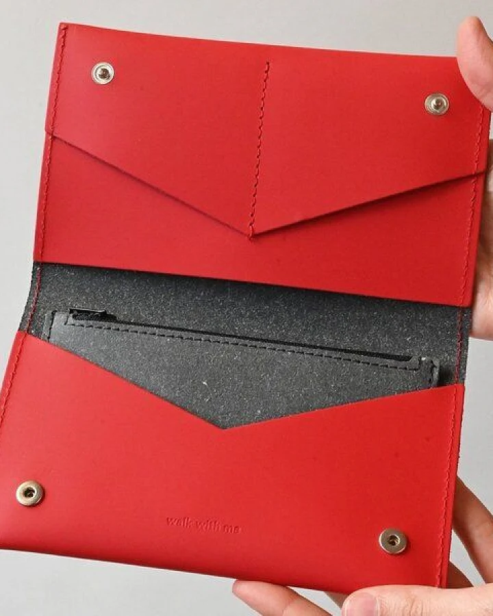 Flaches Portemonnaie aus recyceltem Leder - Walk with me