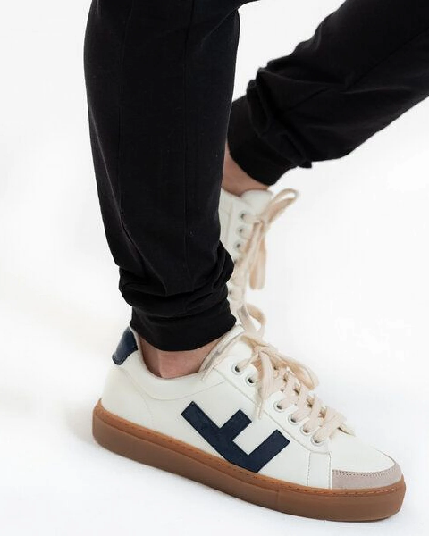 GARY MASH Joggpant Mary aus Biobaumwoll-Mix – Ansicht 2