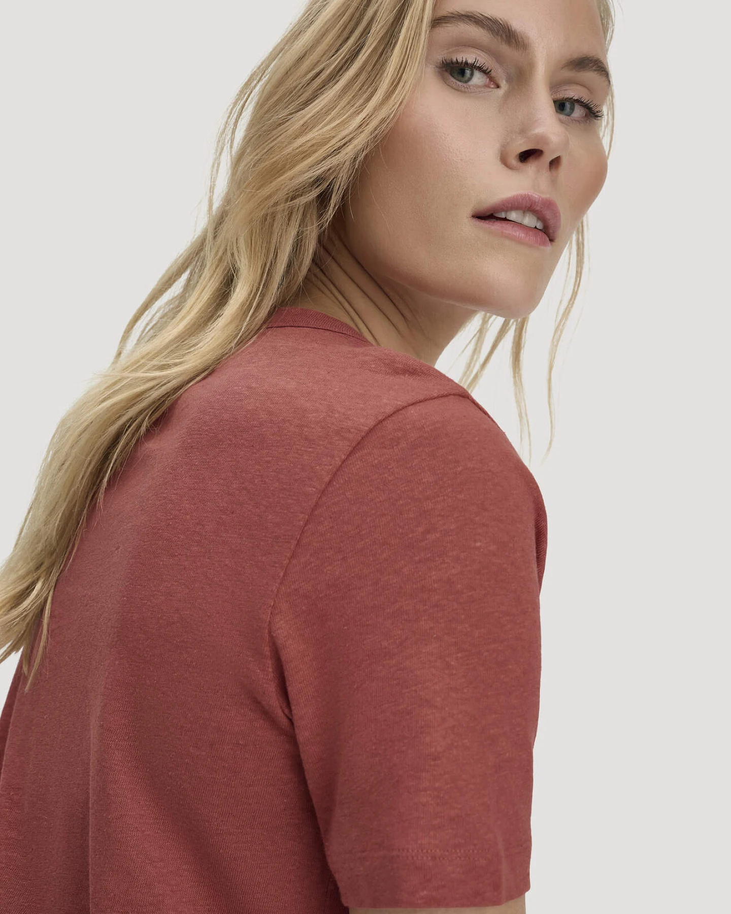 hessnatur Damen T-Shirt Relaxed aus Leinen und Bio-Baumwolle - braun - Größe 34 – Ansicht 4
