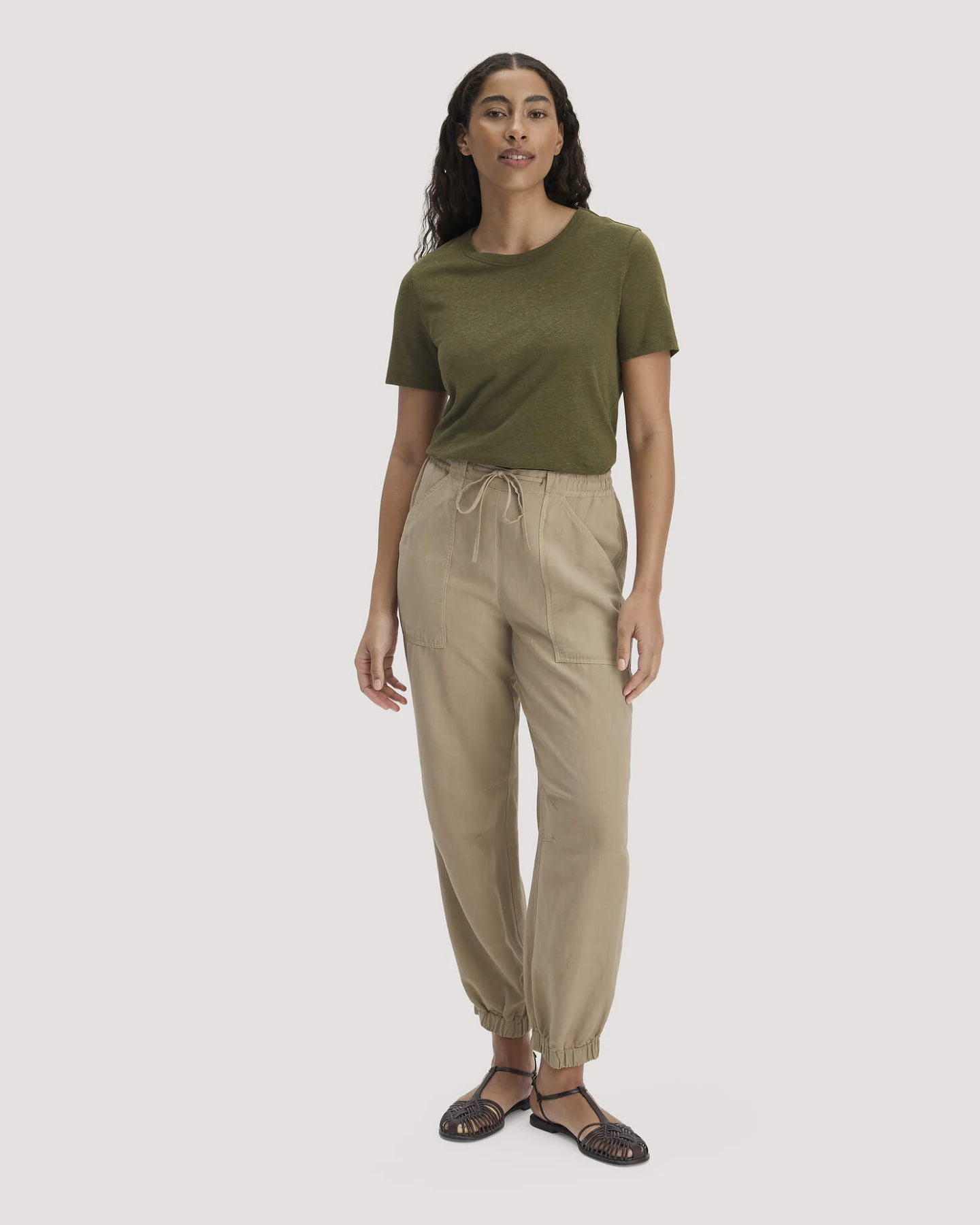 hessnatur Damen T-Shirt Relaxed aus Leinen und Bio-Baumwolle - grün - Größe 40 – Ansicht 2