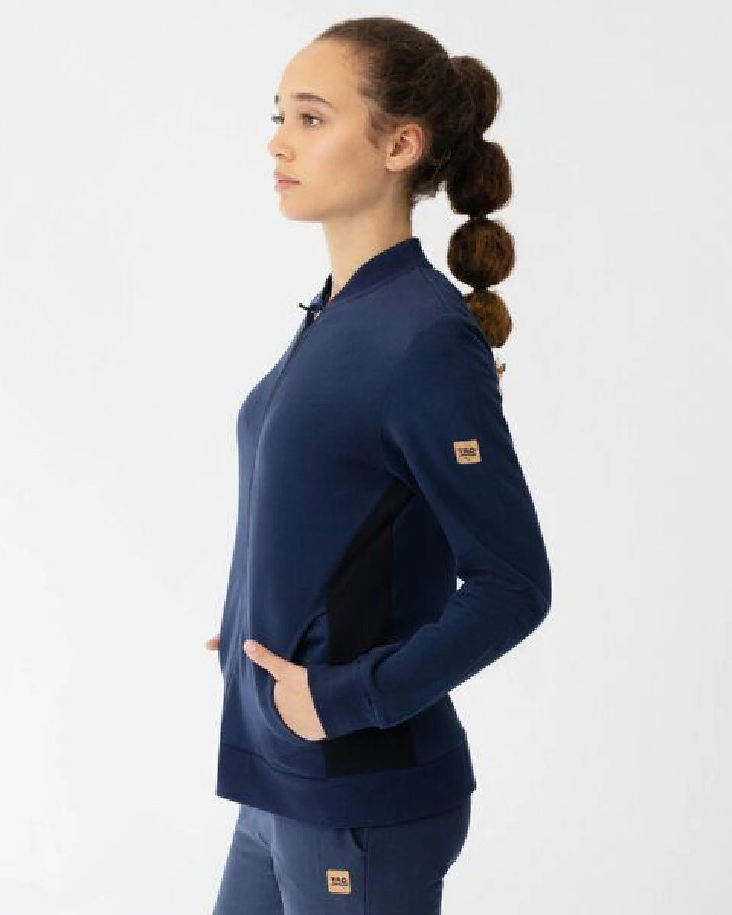 TAO Sportswear Taillierte Damen Bio-Baumwolljacke EFFI mit Stehkragen – Ansicht 2
