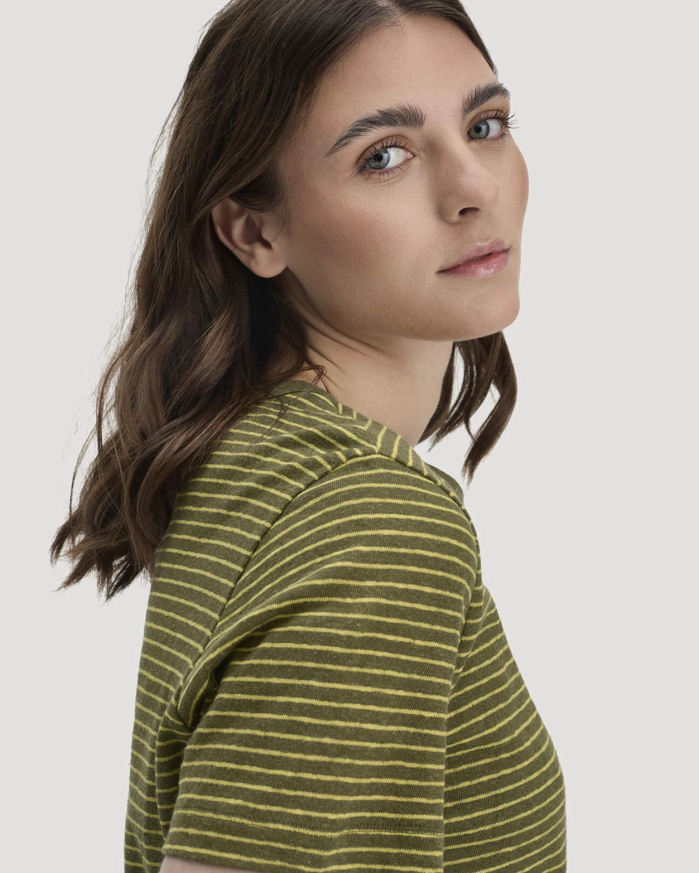 hessnatur Damen Streifen T-Shirt Relaxed aus Leinen mit Bio-Baumwolle - grün - Größe 34 – Ansicht 4