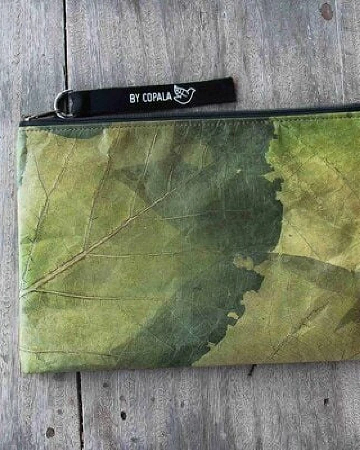 BY COPALA Gefütterte nachhaltige Laptop Hülle 13–14 Zoll aus Blattleder – Handgenähte vegane Laptoptasche, wasserabweisendes Laptop Case, Unikat für MacBook Air & Pro in grün