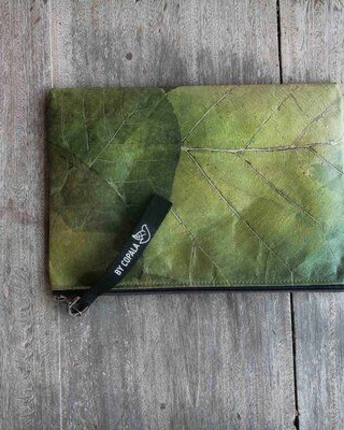 BY COPALA Gefütterte nachhaltige Laptop Hülle 13–14 Zoll aus Blattleder – Handgenähte vegane Laptoptasche, wasserabweisendes Laptop Case, Unikat für MacBook Air & Pro in grün – Ansicht 3