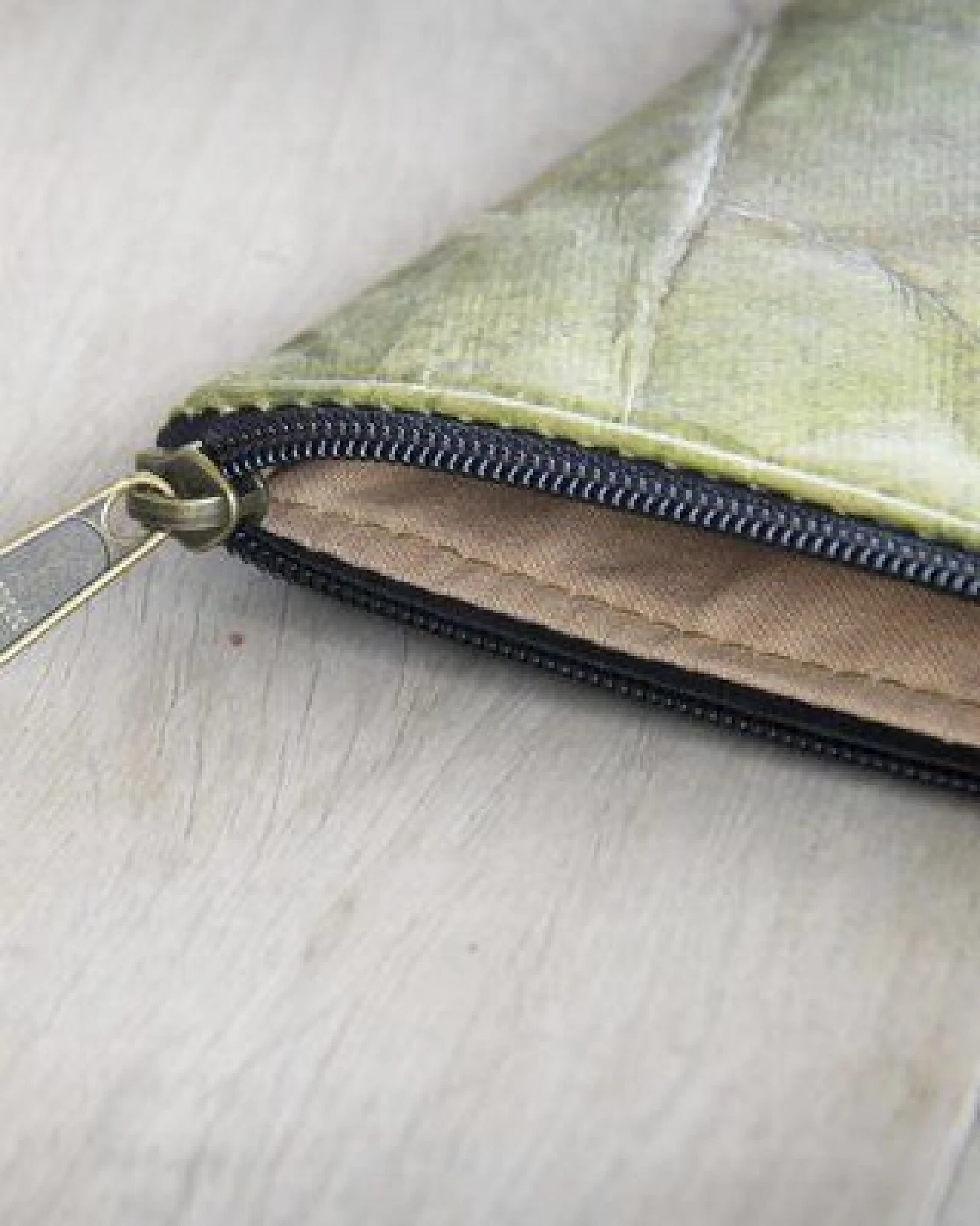 BY COPALA Gefütterte nachhaltige Laptop Hülle 13–14 Zoll aus Blattleder – Handgenähte vegane Laptoptasche, wasserabweisendes Laptop Case, Unikat für MacBook Air & Pro in grün – Ansicht 4