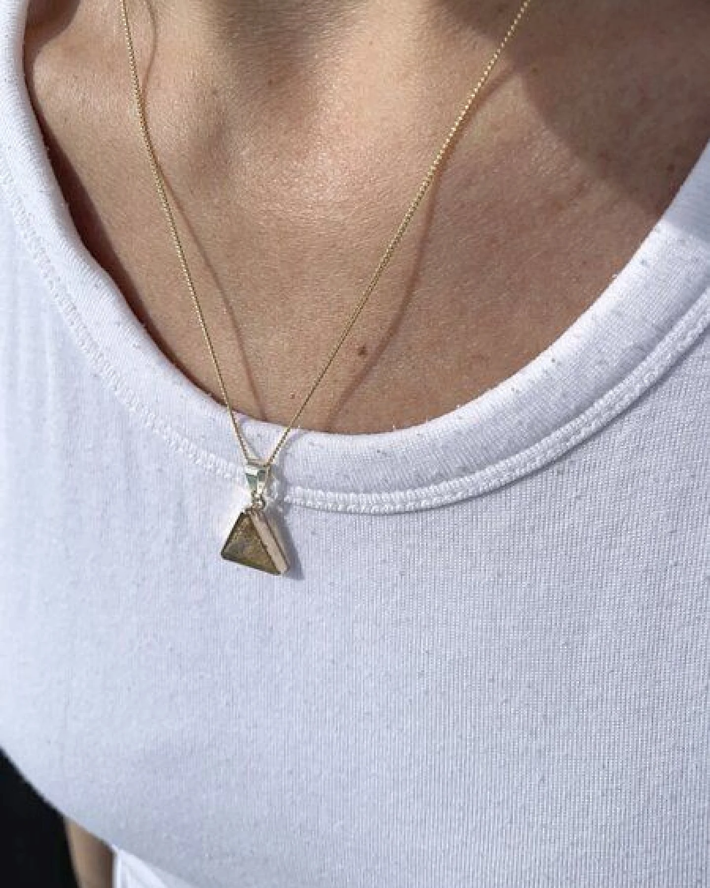 Crystal and Sage Zitrin Dreieck Halskette, vergoldet – Ansicht 2