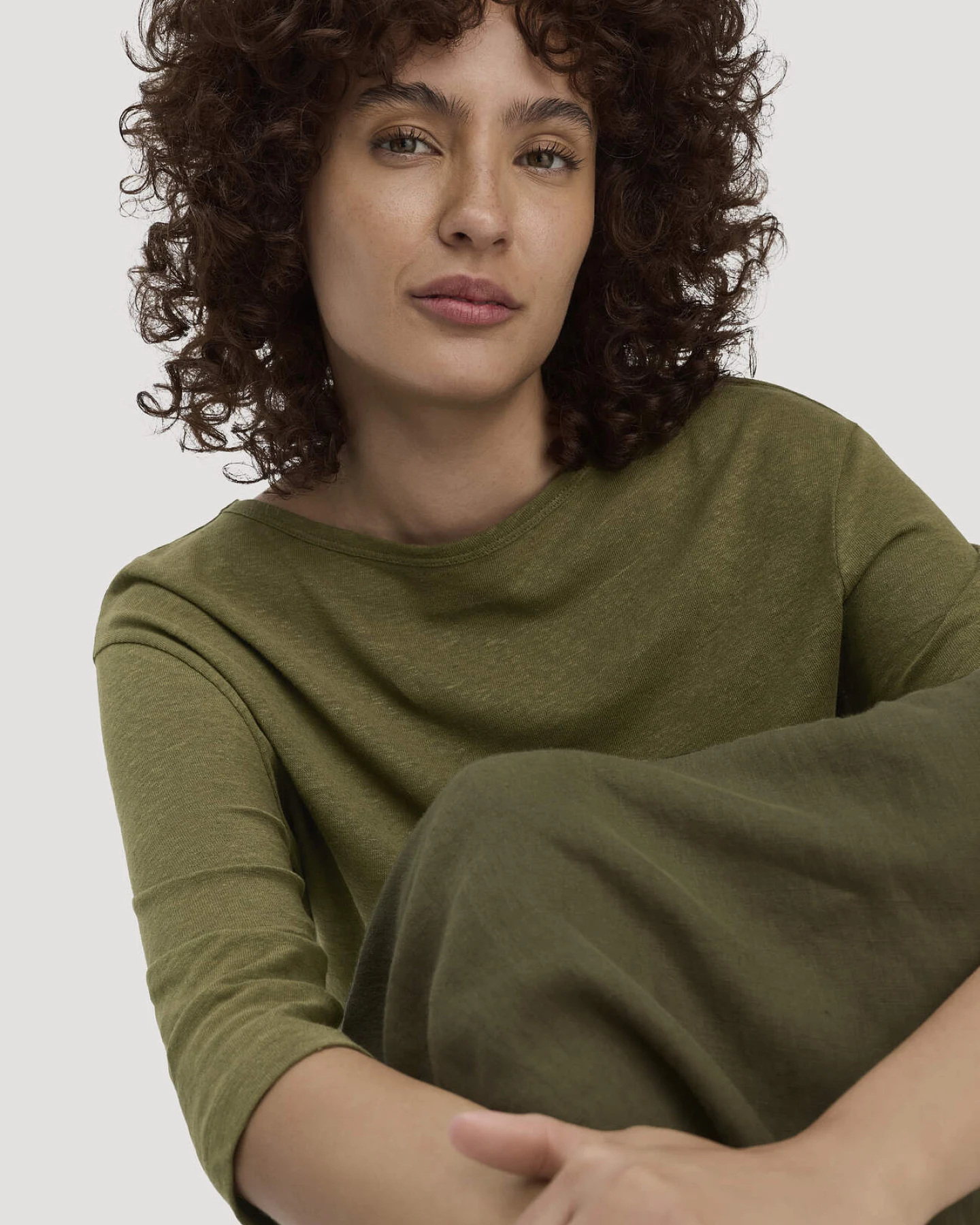 hessnatur Damen Longsleeve Relaxed aus Leinen mit reiner Bio-Baumwolle - grün - Größe 46 – Ansicht 4