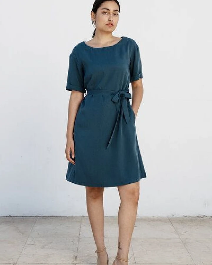 Studio Hertzberg Kleid mit Ärmel "ED-DAA" in Off Petrol aus 100% Tencel