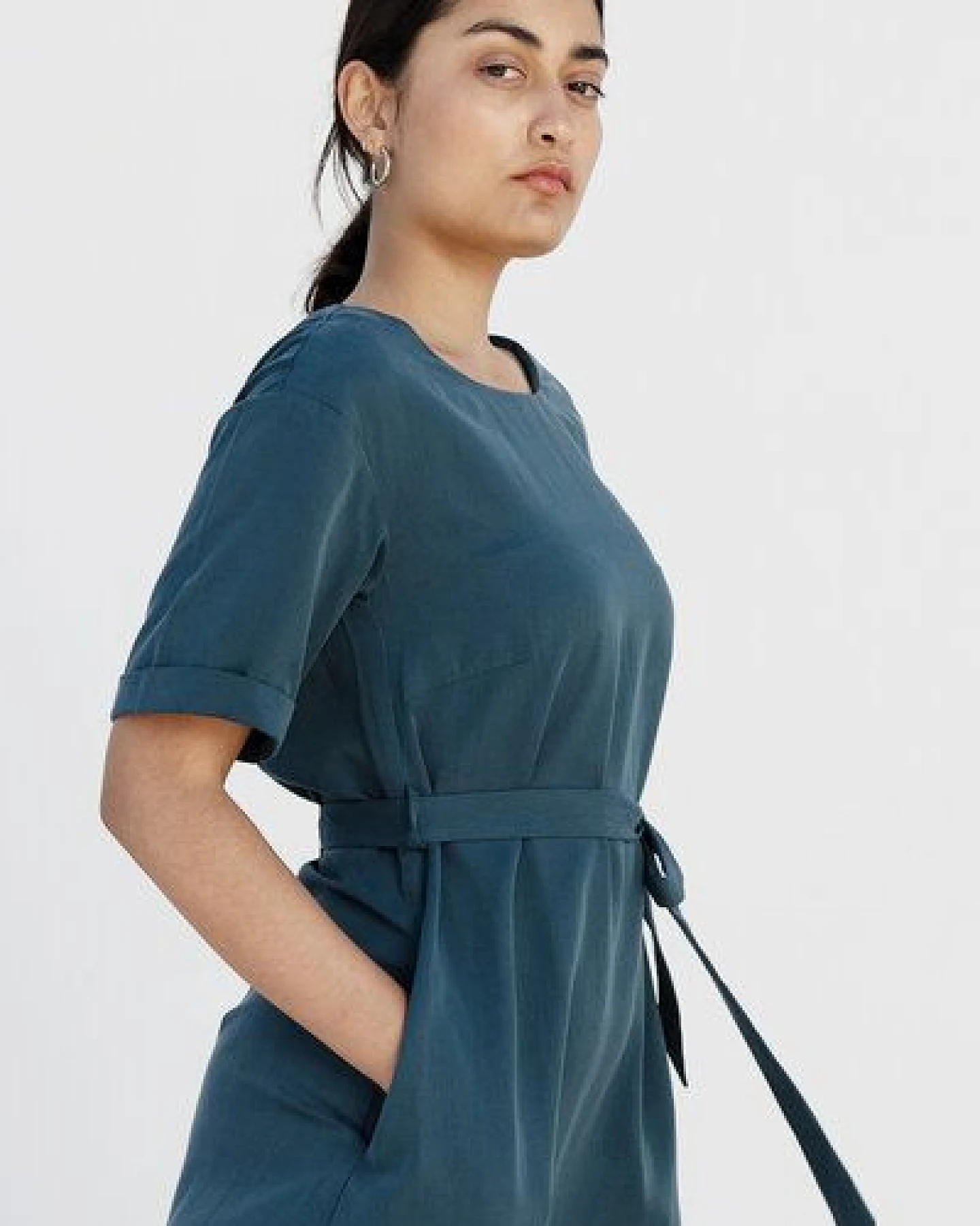 Studio Hertzberg Kleid mit Ärmel "ED-DAA" in Off Petrol aus 100% Tencel – Ansicht 2