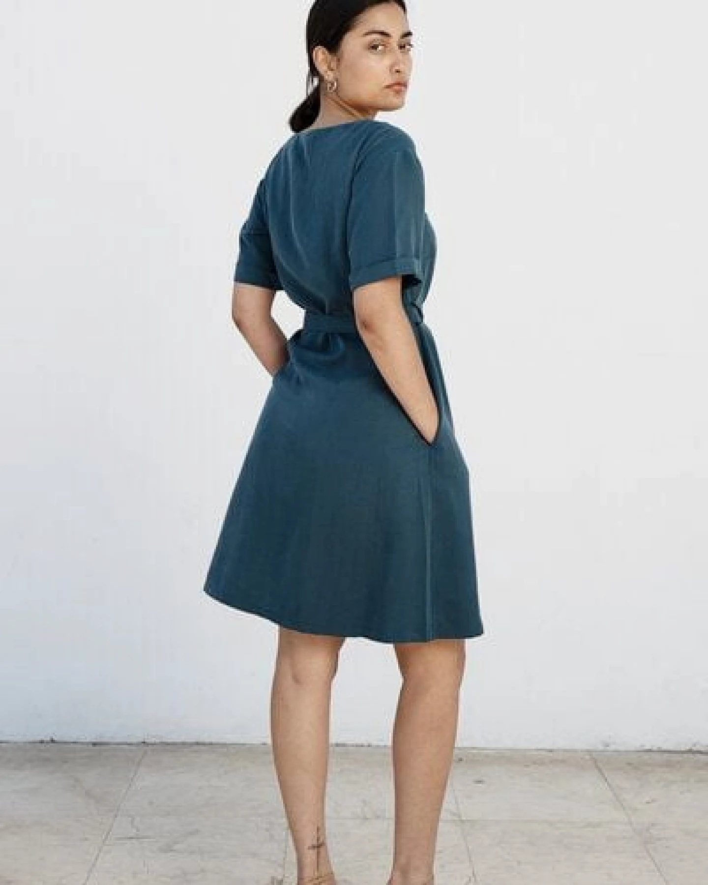 Studio Hertzberg Kleid mit Ärmel "ED-DAA" in Off Petrol aus 100% Tencel – Ansicht 3