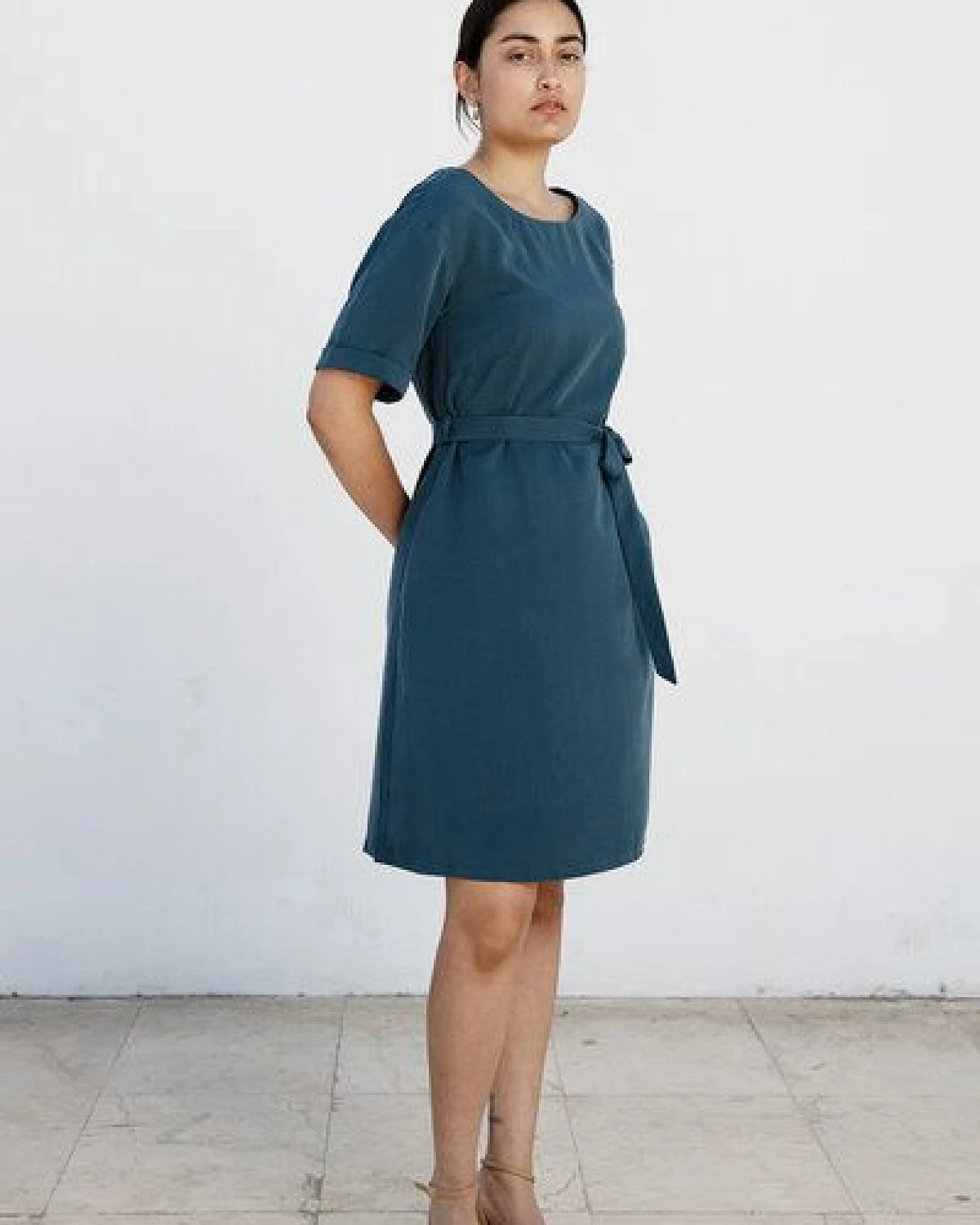 Studio Hertzberg Kleid mit Ärmel "ED-DAA" in Off Petrol aus 100% Tencel – Ansicht 4