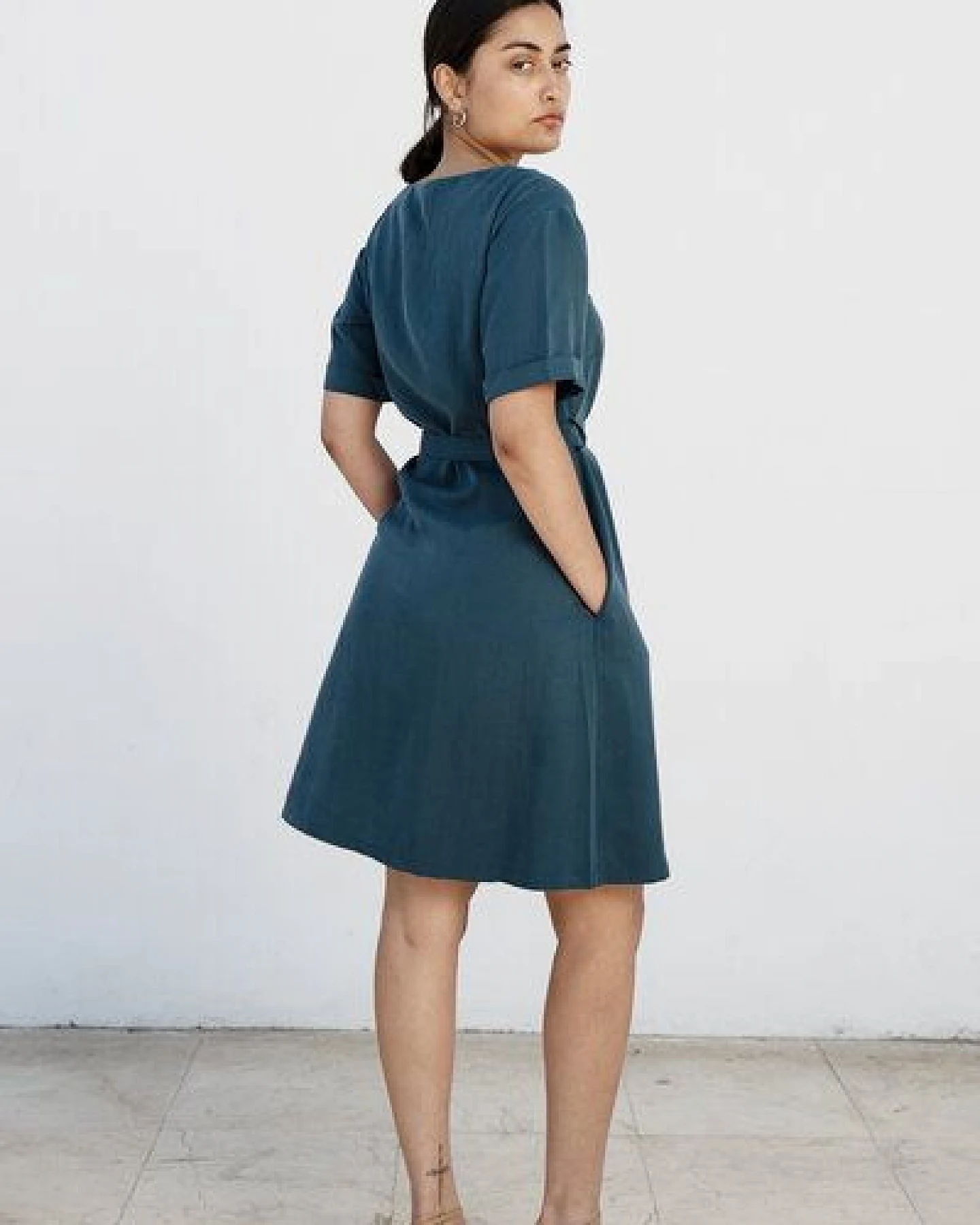 Studio Hertzberg Kleid mit Ärmel "ED-DAA" in Off Petrol aus 100% Tencel – Ansicht 3