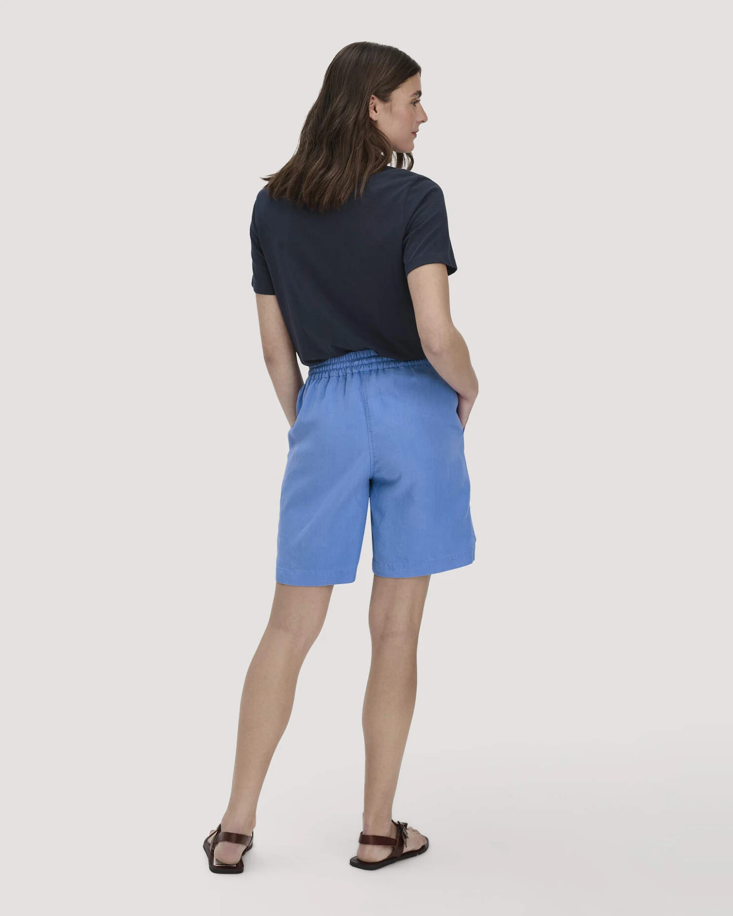hessnatur Damen Shorts Relaxed aus weichem TENCEL Lyocell mit Leinen - blau - Größe 42 – Ansicht 2