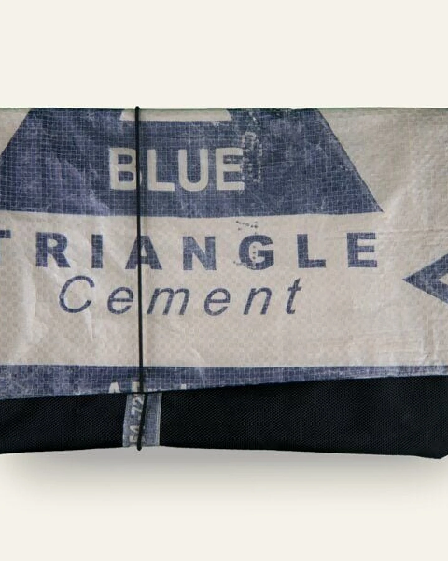 Nyuzi Blackwhite Upcycling Laptophülle 13/15 Zoll aus altem Zementsack – Ansicht 4