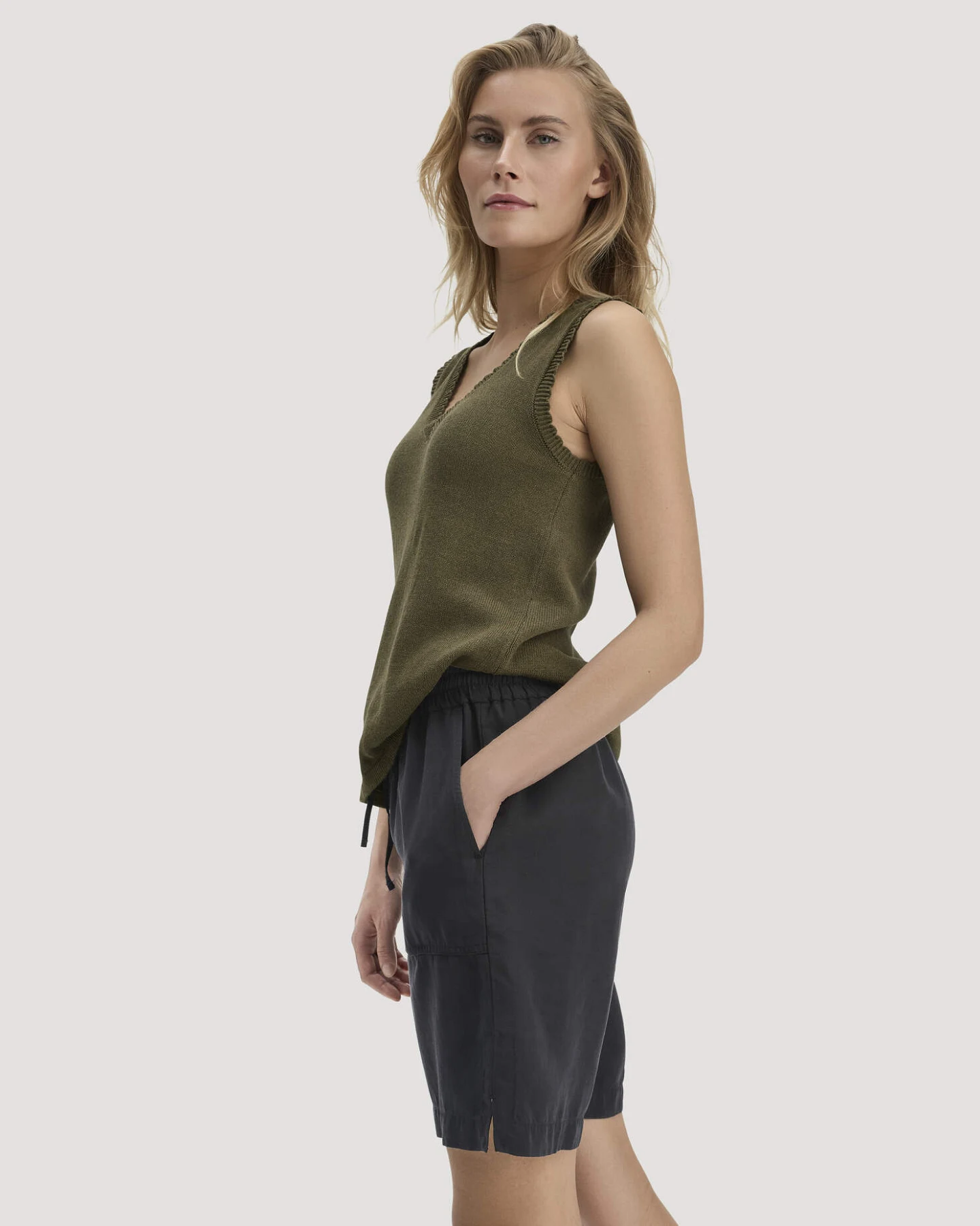 hessnatur Damen Shorts Relaxed aus weichem TENCEL Lyocell mit Leinen - schwarz - Größe 34 – Ansicht 4