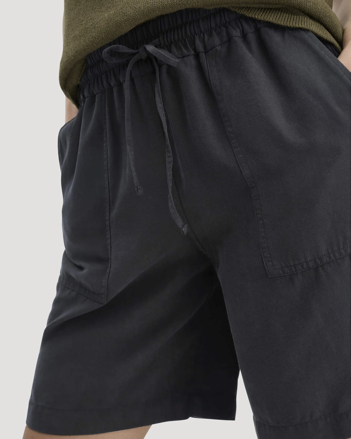 hessnatur Damen Shorts Relaxed aus weichem TENCEL Lyocell mit Leinen - schwarz - Größe 44 – Ansicht 3