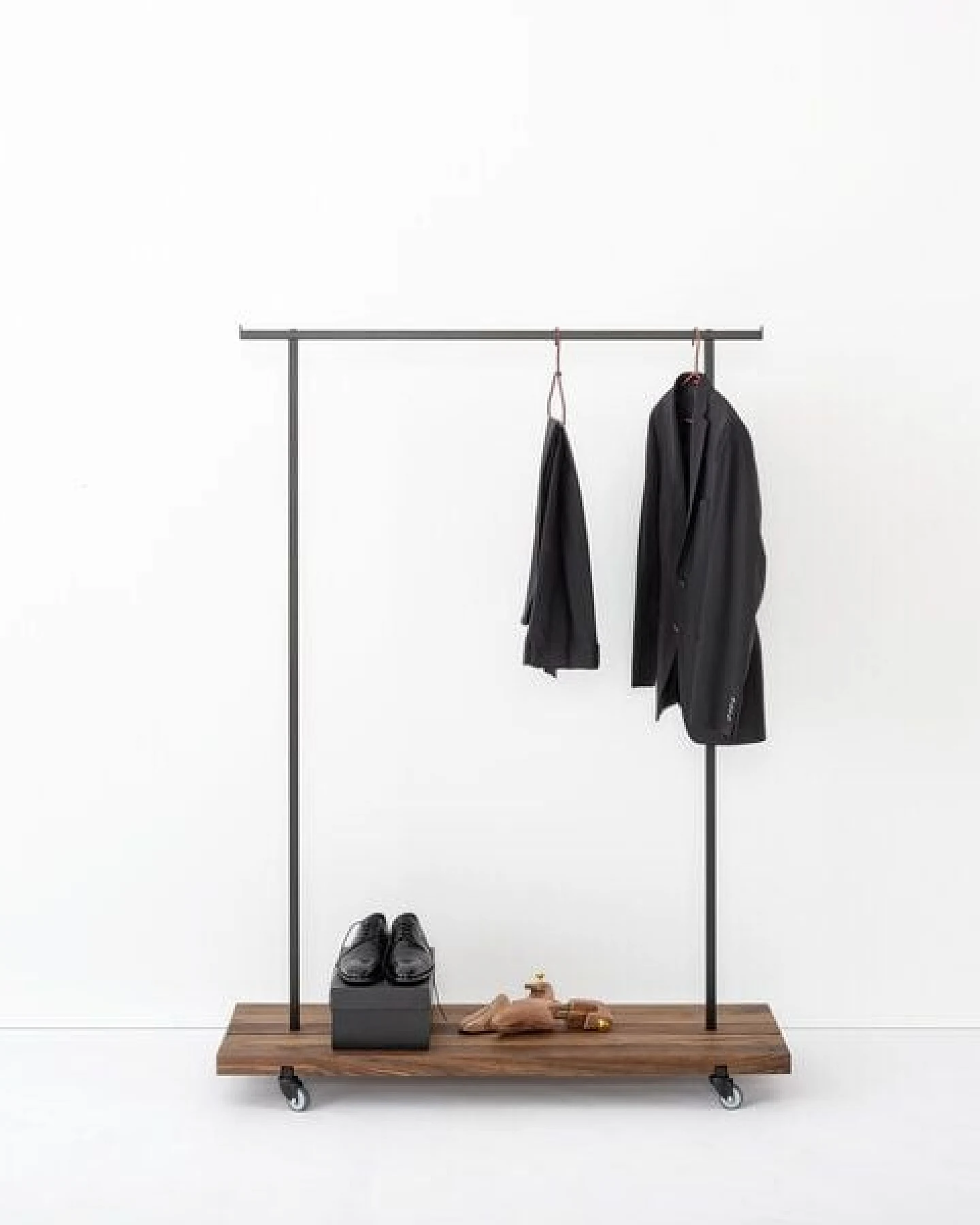 weld & co Kleiderstange Nussbaum 01 – Ansicht 4
