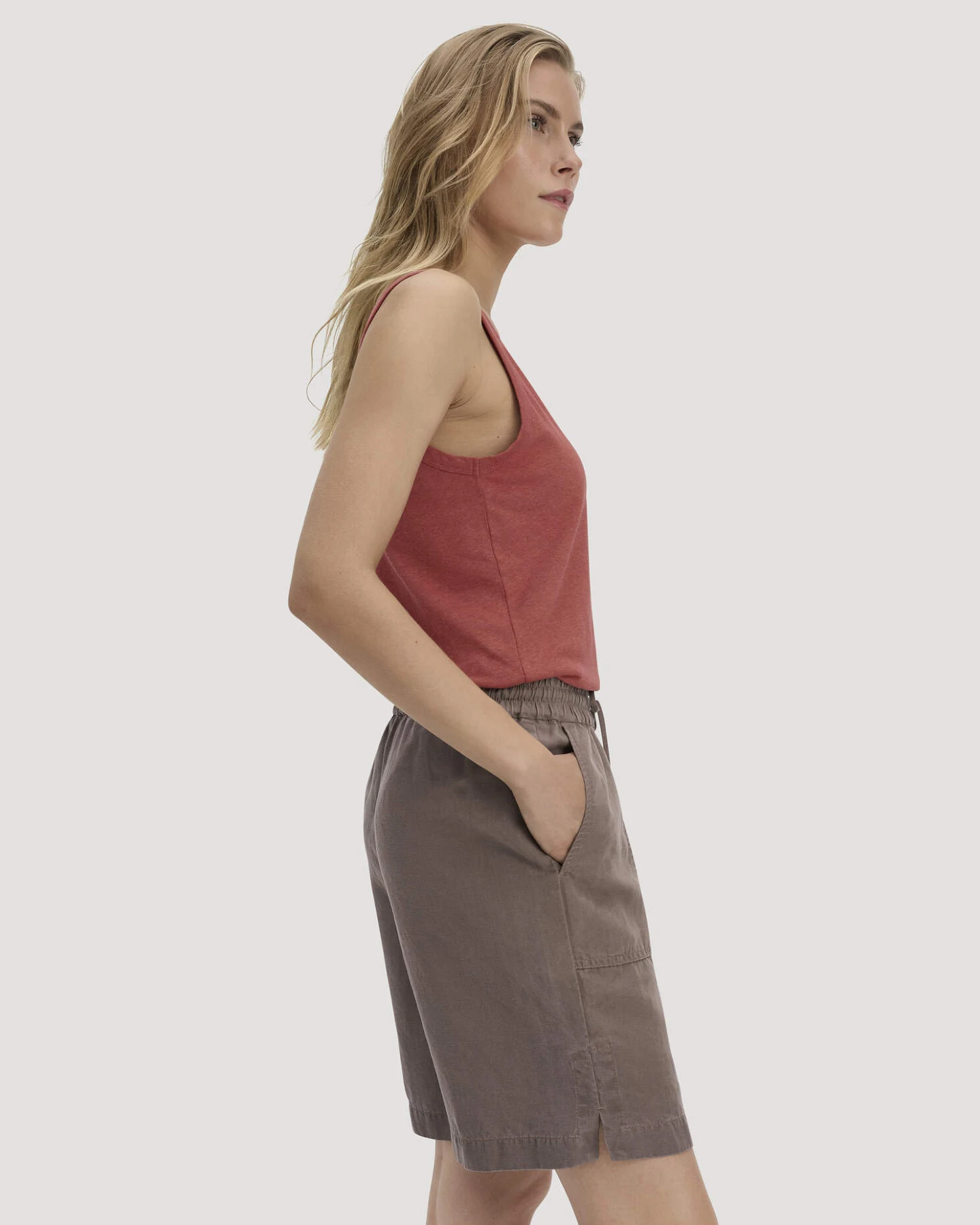 hessnatur Damen Shorts Relaxed aus weichem TENCEL Lyocell mit Leinen - braun - Größe 48 – Ansicht 4