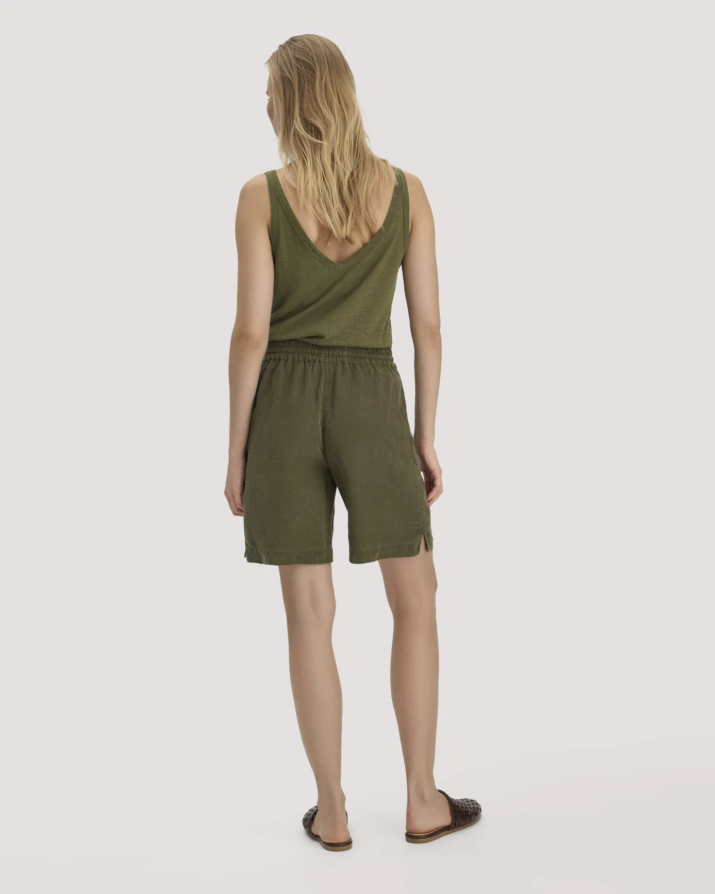 hessnatur Damen Shorts Relaxed aus weichem TENCEL Lyocell mit Leinen - grün - Größe 36 – Ansicht 2