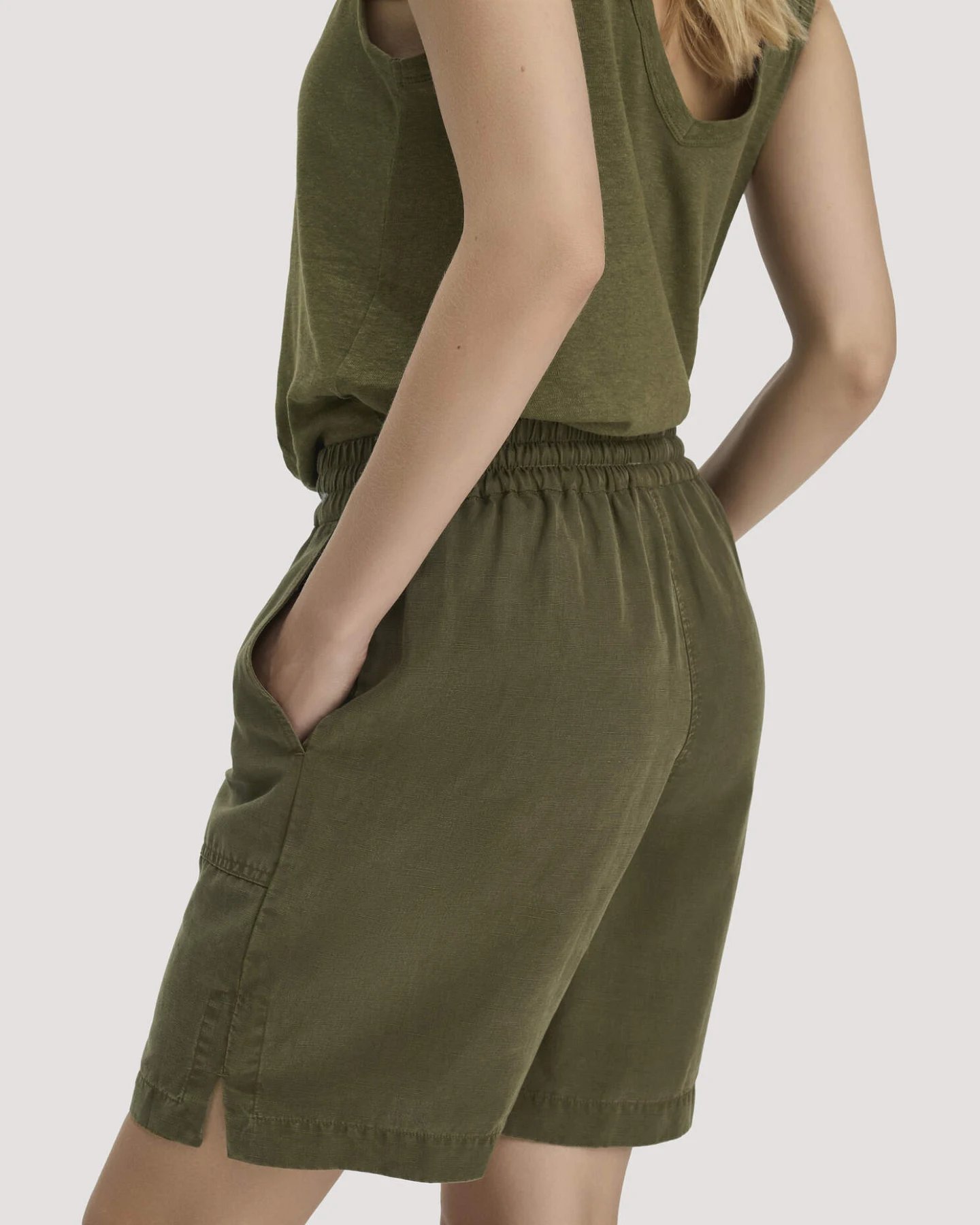 hessnatur Damen Shorts Relaxed aus weichem TENCEL Lyocell mit Leinen - grün - Größe 36 – Ansicht 4