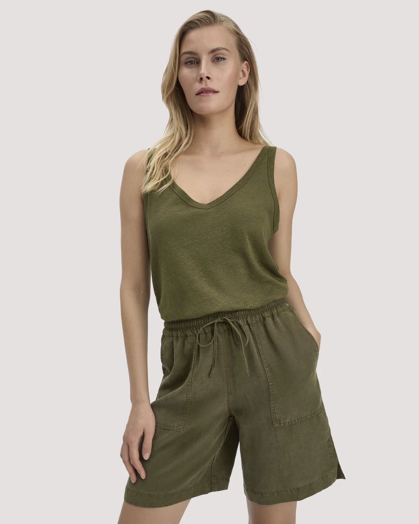 hessnatur Damen Shorts Relaxed aus weichem TENCEL Lyocell mit Leinen - grün - Größe 48 – Ansicht 3