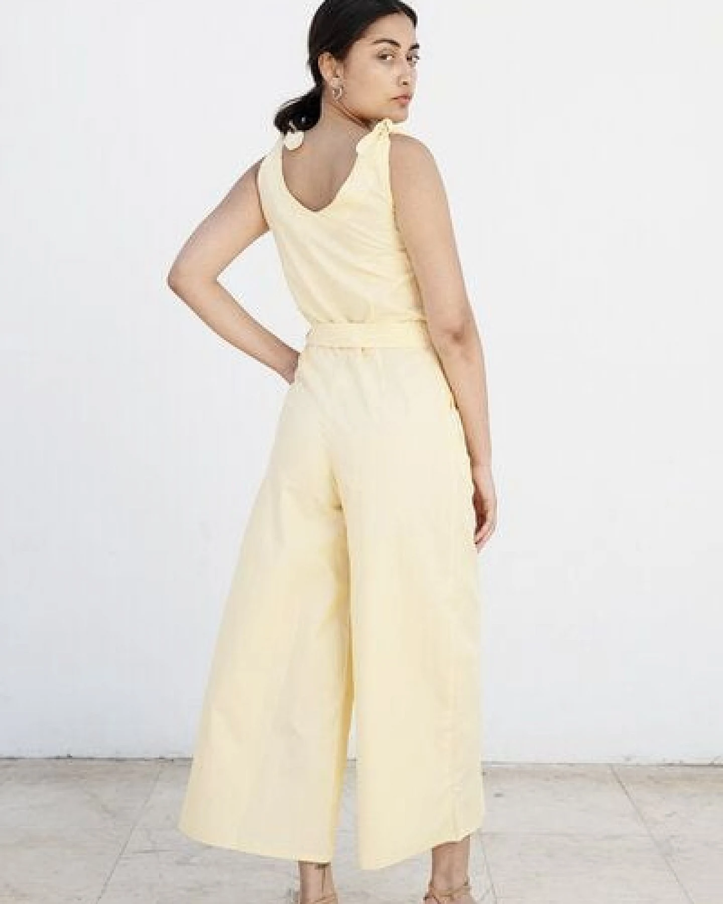 Studio Hertzberg LEICHTER JUMPSUIT FA-SAA IN HELLGELB AUS 100% BIO BAUMWOLLE – Ansicht 3