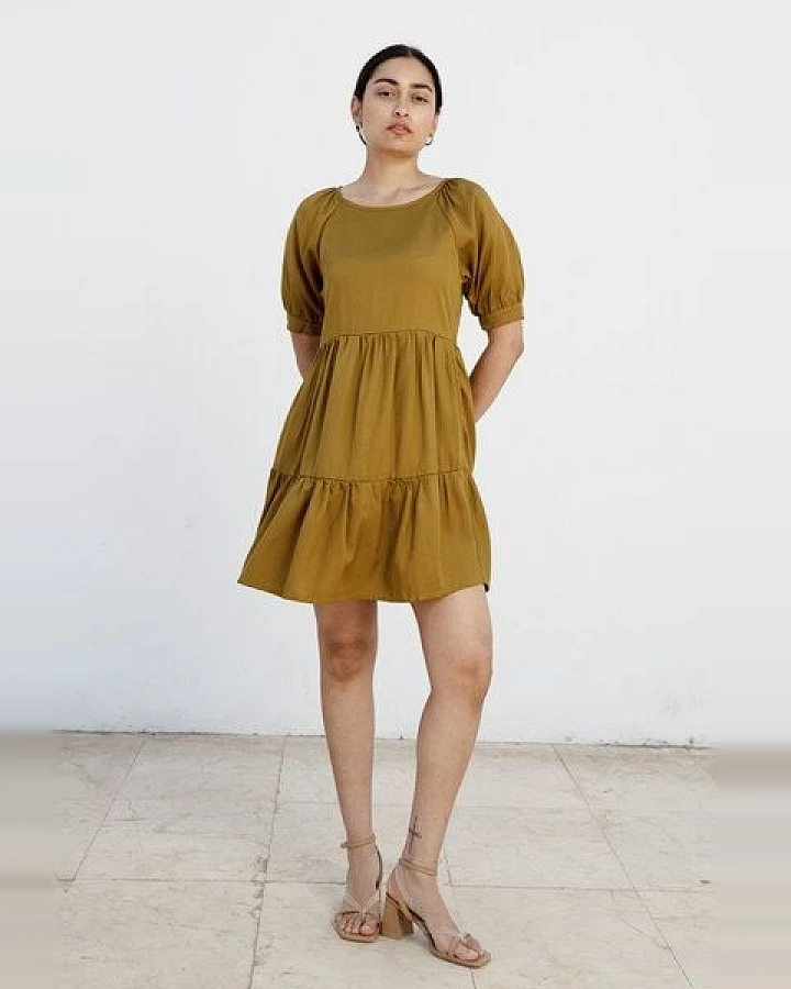Studio Hertzberg KNIELANGES SOMMERKLEID MIT VOLANTS "ME-TA" AUS 100% TENCEL