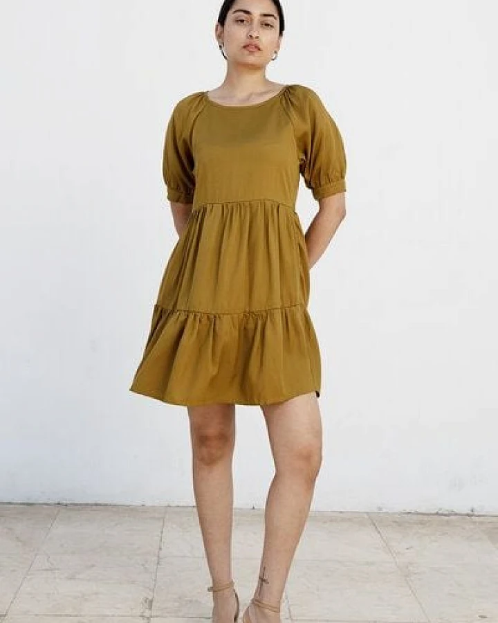 Studio Hertzberg KNIELANGES SOMMERKLEID MIT VOLANTS "ME-TA" AUS 100% TENCEL