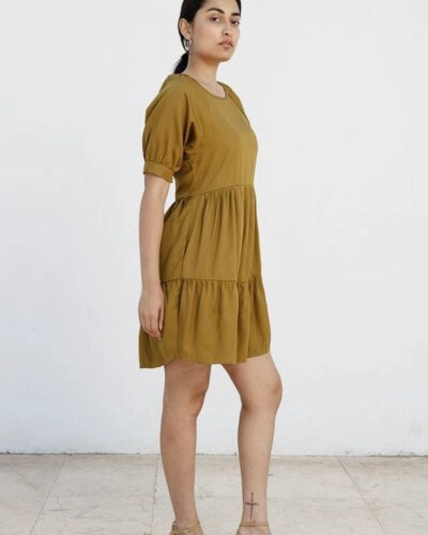 Studio Hertzberg KNIELANGES SOMMERKLEID MIT VOLANTS "ME-TA" AUS 100% TENCEL – Ansicht 3