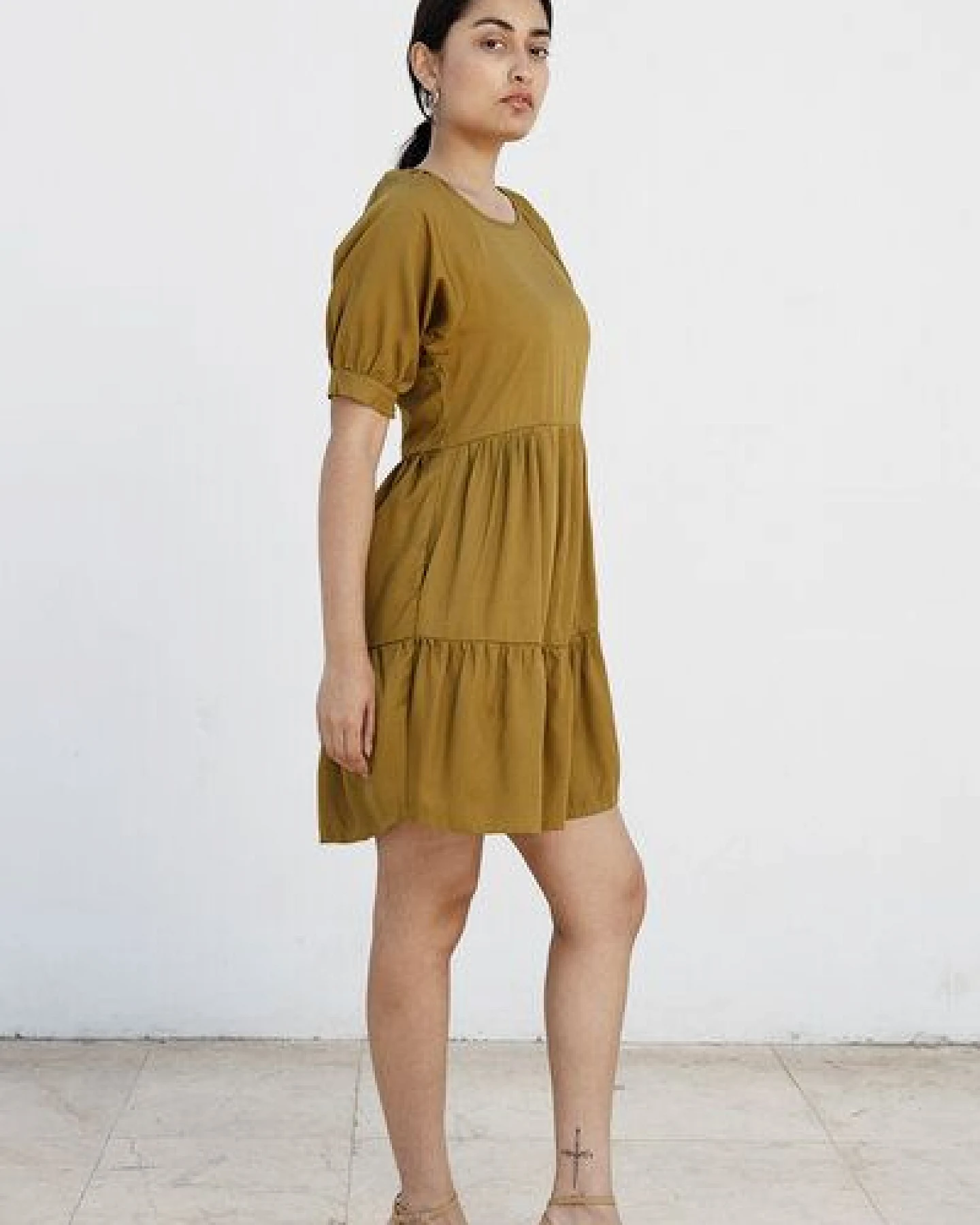 Studio Hertzberg KNIELANGES SOMMERKLEID MIT VOLANTS "ME-TA" AUS 100% TENCEL – Ansicht 3