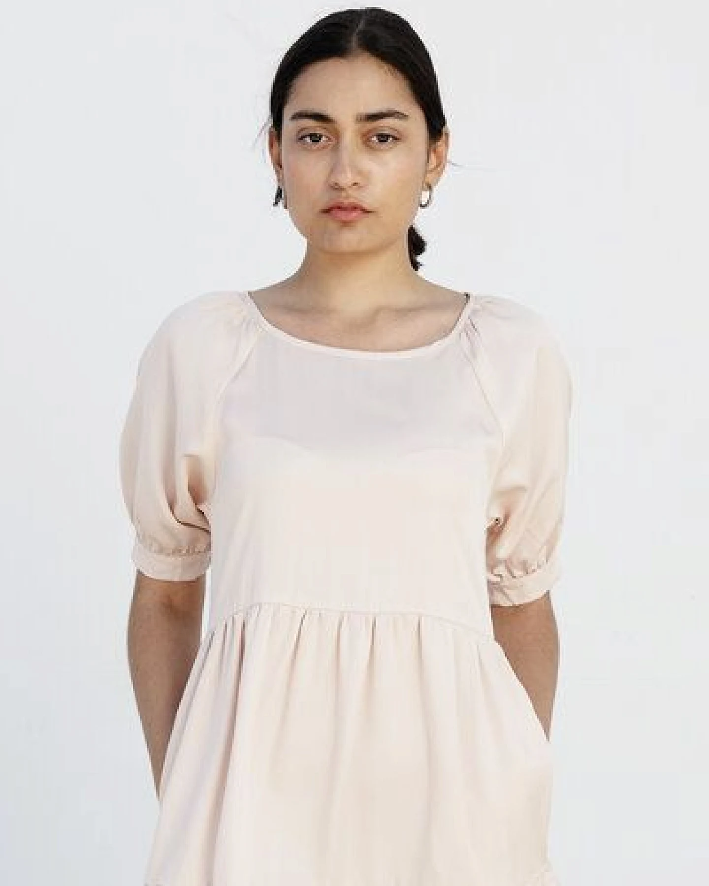 Studio Hertzberg KNIELANGES SOMMERKLEID MIT VOLANTS "ME-TA" AUS 100% TENCEL – Ansicht 2