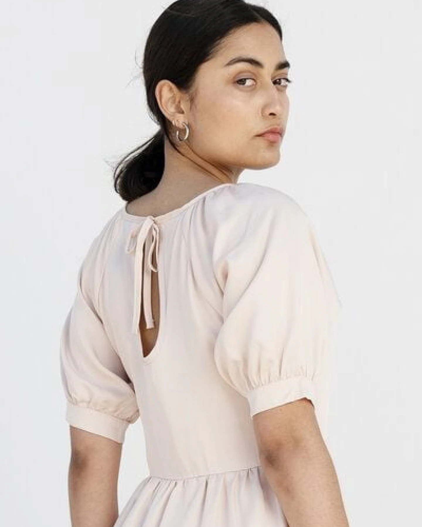 Studio Hertzberg KNIELANGES SOMMERKLEID MIT VOLANTS "ME-TA" AUS 100% TENCEL – Ansicht 4