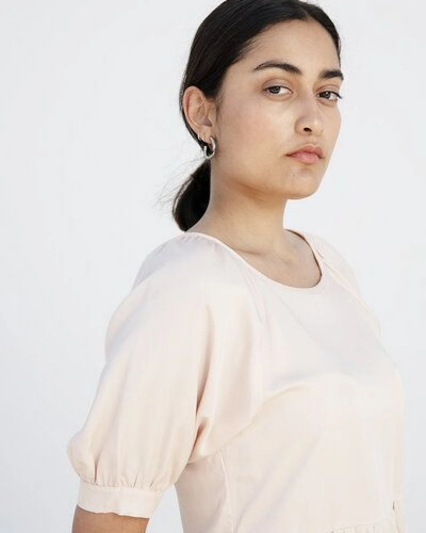 Studio Hertzberg KNIELANGES SOMMERKLEID MIT VOLANTS "ME-TA" AUS 100% TENCEL – Ansicht 2