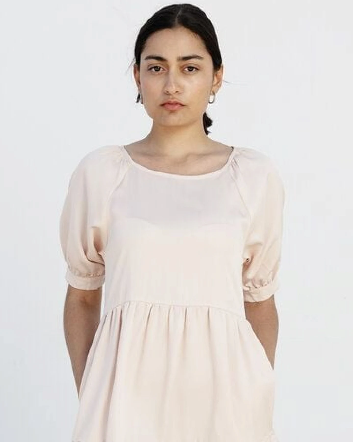 Studio Hertzberg KNIELANGES SOMMERKLEID MIT VOLANTS "ME-TA" AUS 100% TENCEL – Ansicht 4