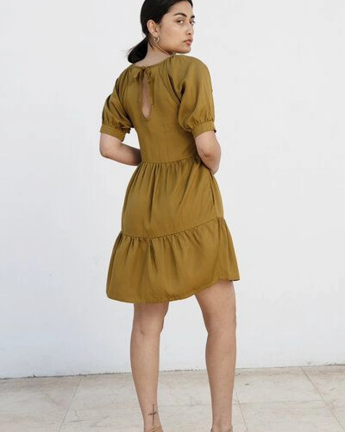 Studio Hertzberg KNIELANGES SOMMERKLEID MIT VOLANTS "ME-TA" AUS 100% TENCEL – Ansicht 2
