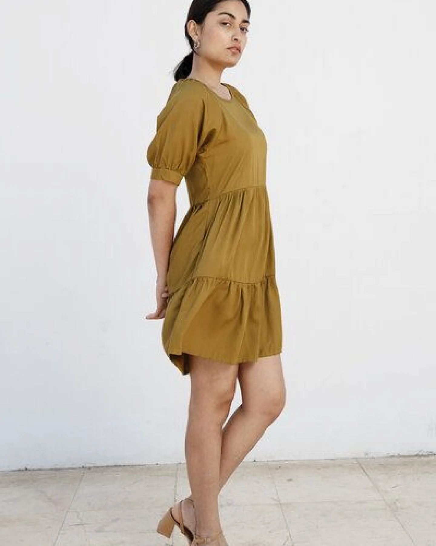 Studio Hertzberg KNIELANGES SOMMERKLEID MIT VOLANTS "ME-TA" AUS 100% TENCEL – Ansicht 3