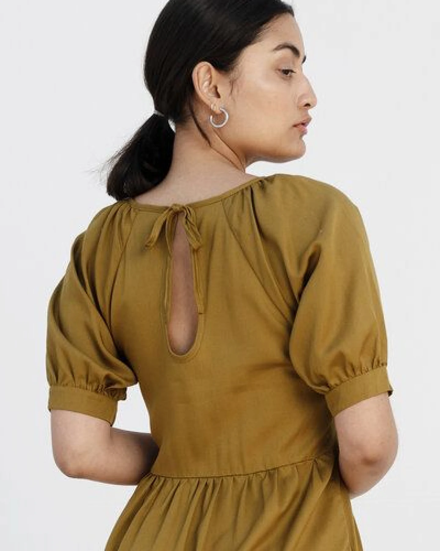 Studio Hertzberg KNIELANGES SOMMERKLEID MIT VOLANTS "ME-TA" AUS 100% TENCEL – Ansicht 4