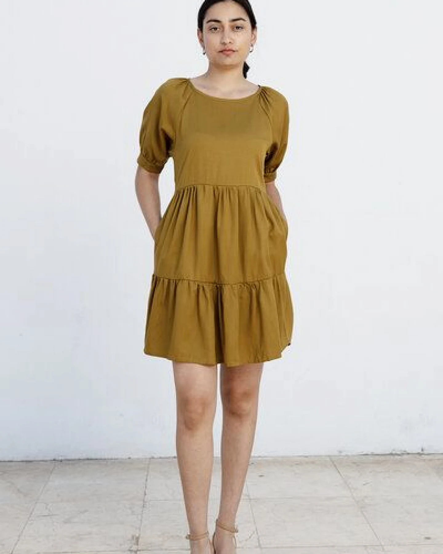 Studio Hertzberg KNIELANGES SOMMERKLEID MIT VOLANTS "ME-TA" AUS 100% TENCEL – Ansicht 4
