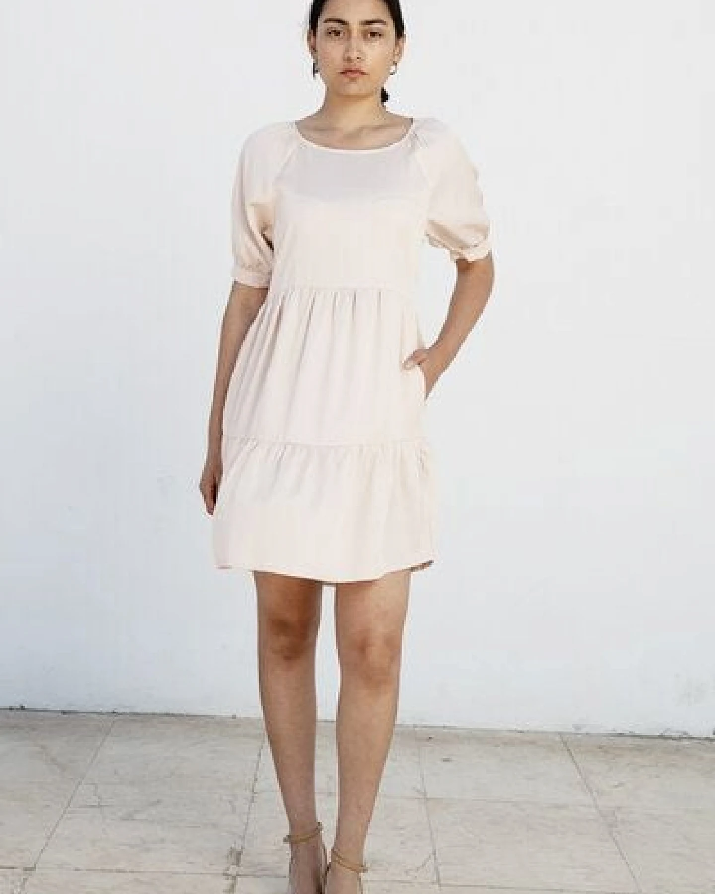 Studio Hertzberg KNIELANGES SOMMERKLEID MIT VOLANTS "ME-TA" AUS 100% TENCEL – Ansicht 4