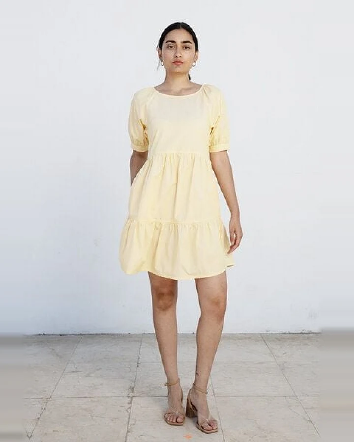 Studio Hertzberg KNIELANGES SOMMERKLEID MIT VOLANTS "MEE-TA" IN ZARTGELB AUS 100% BIO BAUMWOLLE