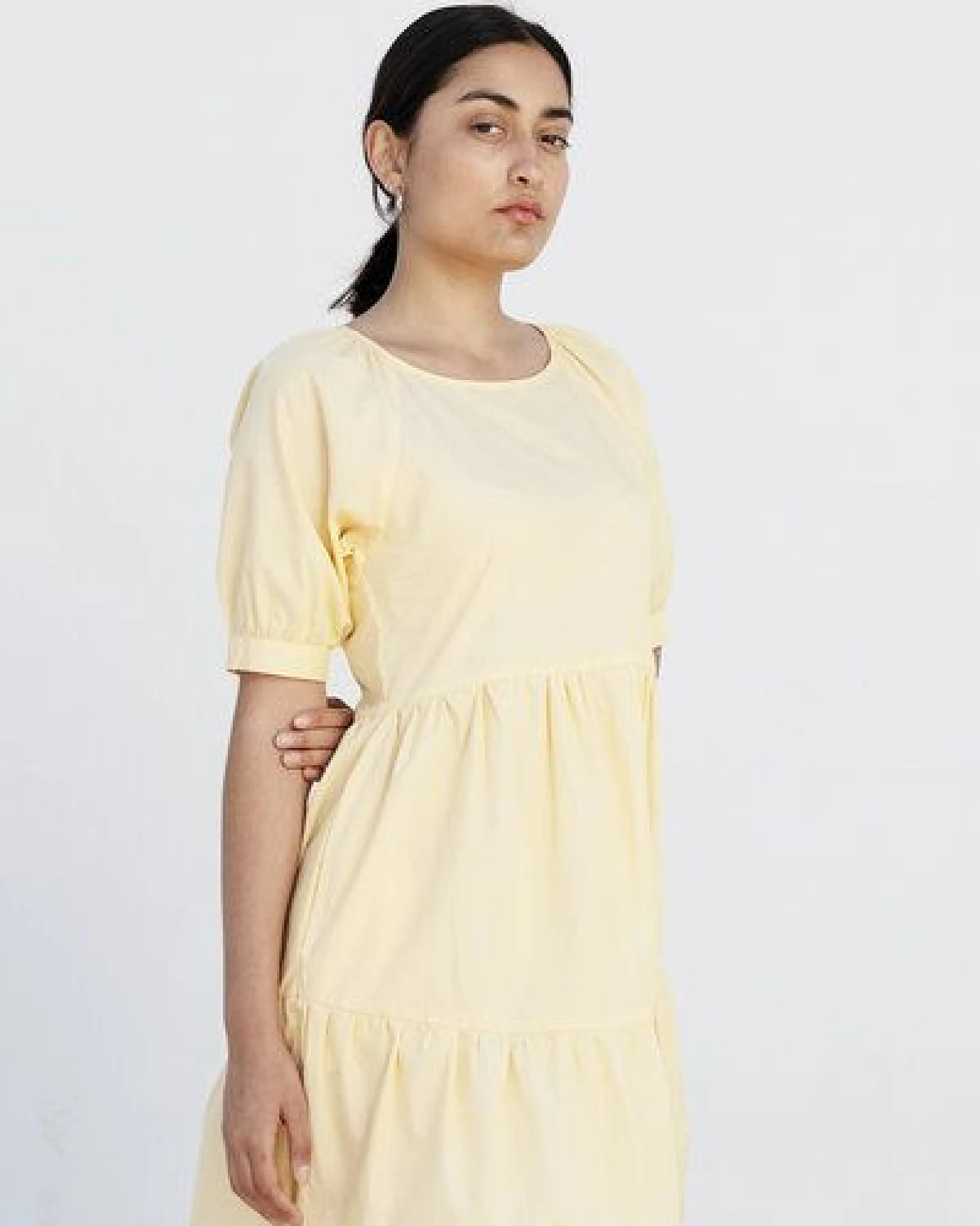Studio Hertzberg KNIELANGES SOMMERKLEID MIT VOLANTS "MEE-TA" IN ZARTGELB AUS 100% BIO BAUMWOLLE – Ansicht 2
