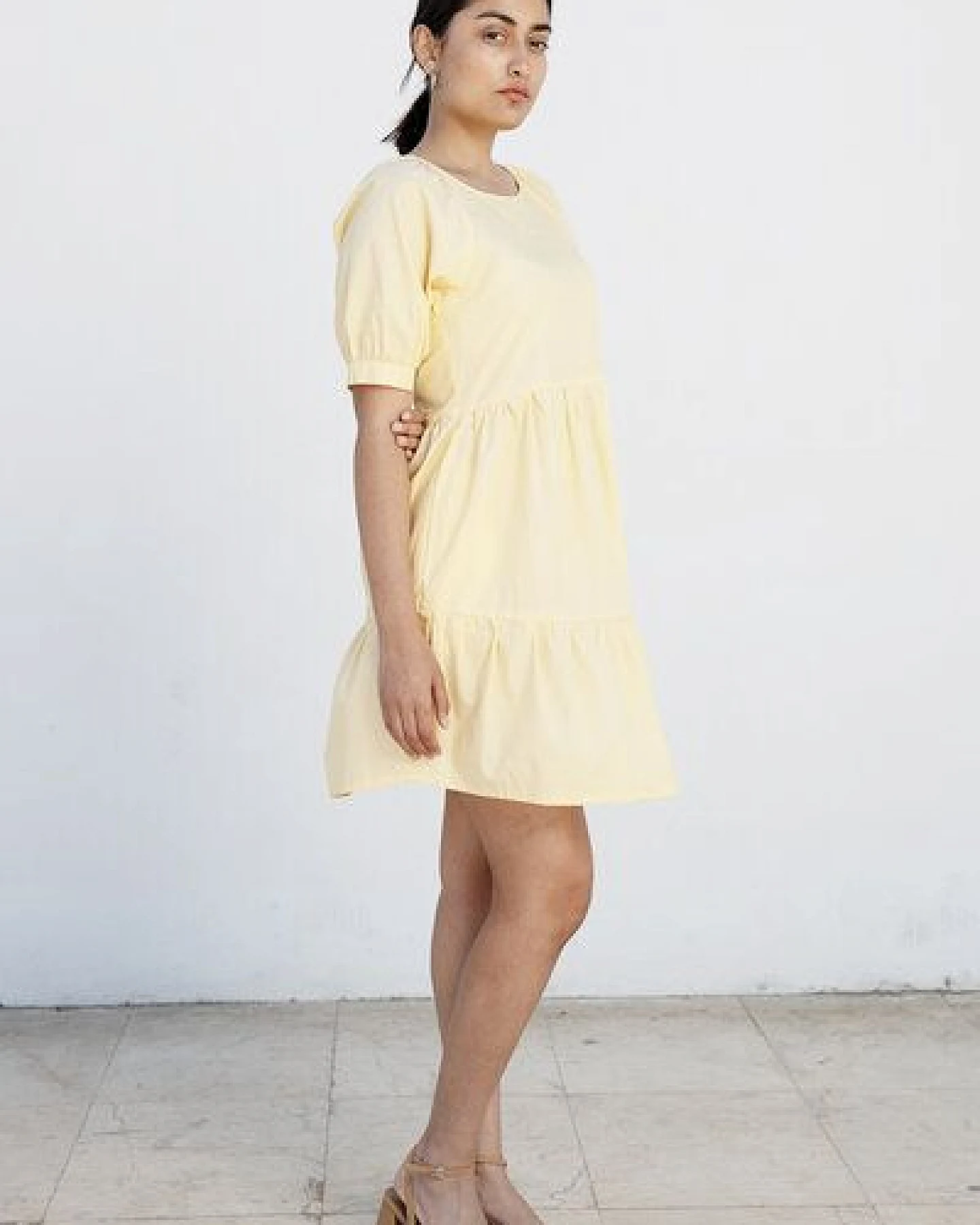Studio Hertzberg KNIELANGES SOMMERKLEID MIT VOLANTS "MEE-TA" IN ZARTGELB AUS 100% BIO BAUMWOLLE – Ansicht 2