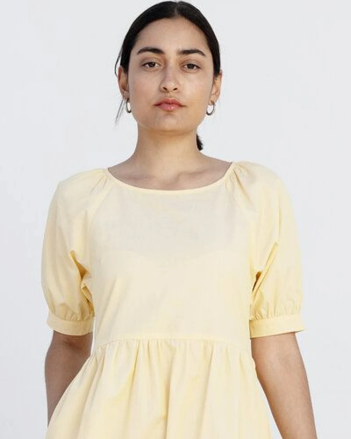 Studio Hertzberg KNIELANGES SOMMERKLEID MIT VOLANTS "MEE-TA" IN ZARTGELB AUS 100% BIO BAUMWOLLE – Ansicht 3