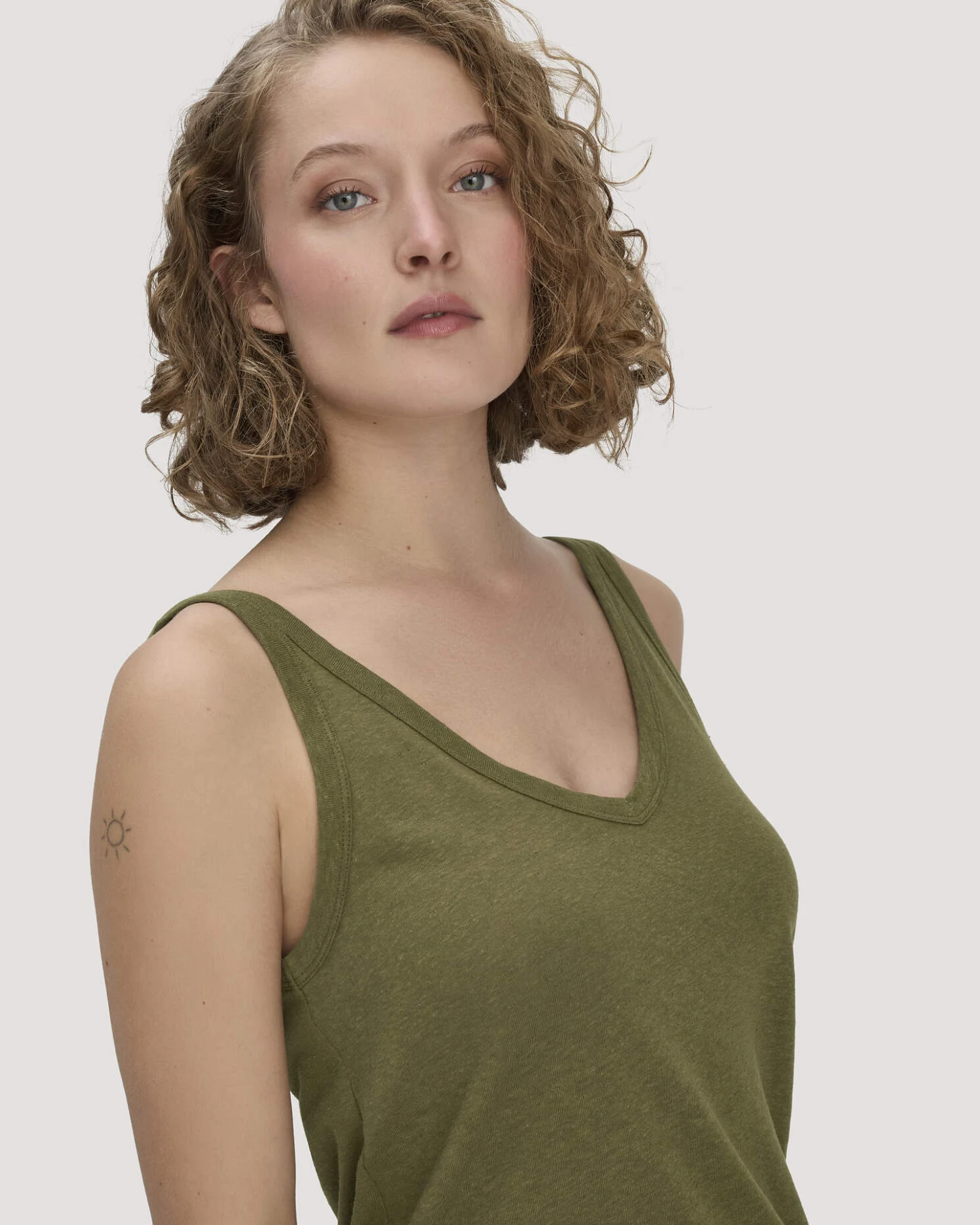hessnatur Damen Jersey Top Regular aus Leinen und Bio-Baumwolle - grün - Größe 36 – Ansicht 4