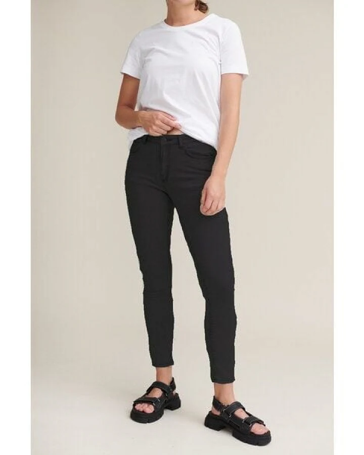 Basic Apparel High-Waist Jeans EVE aus Bio-Baumwolle