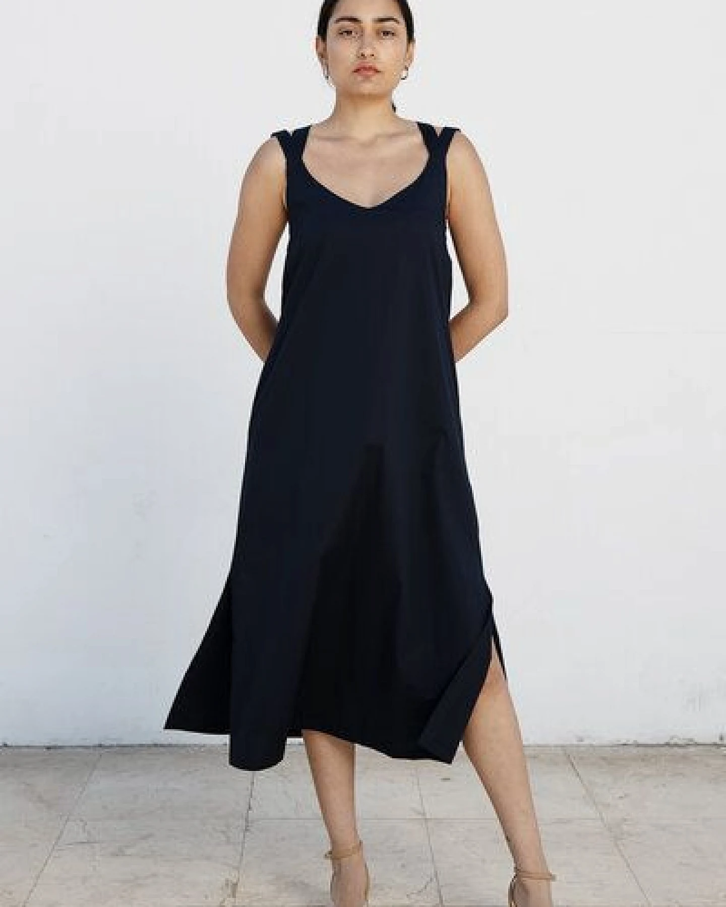 Studio Hertzberg DUNKELBLAUES MAXIKLEID "O-TERRE" AUS BIO BAUMWOLLE – Ansicht 2