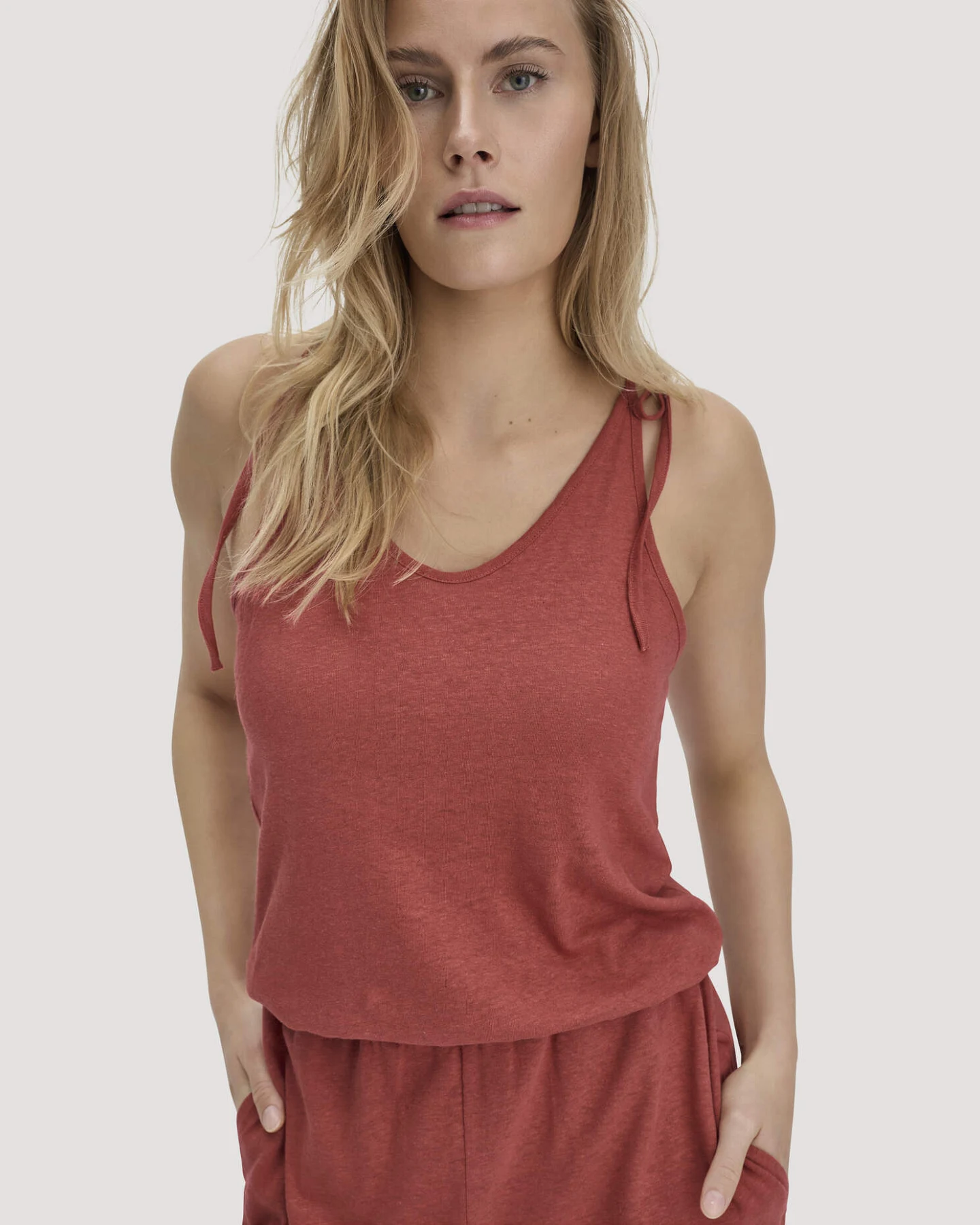 hessnatur Damen Jersey Jumpsuit Relaxed aus Leinen und Bio-Baumwolle - braun - Größe 46 – Ansicht 3